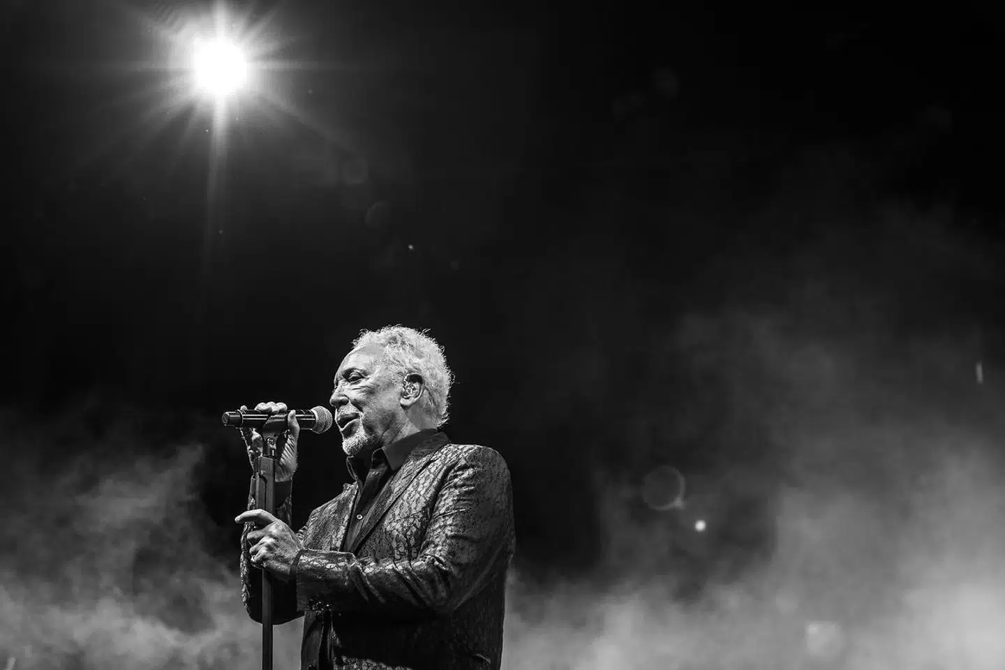 Det var en halvkølig sommeraften i Tivoli. Tom Jones holdt i perioder et rigeligt lavt tempo, men sluttede med et brag.