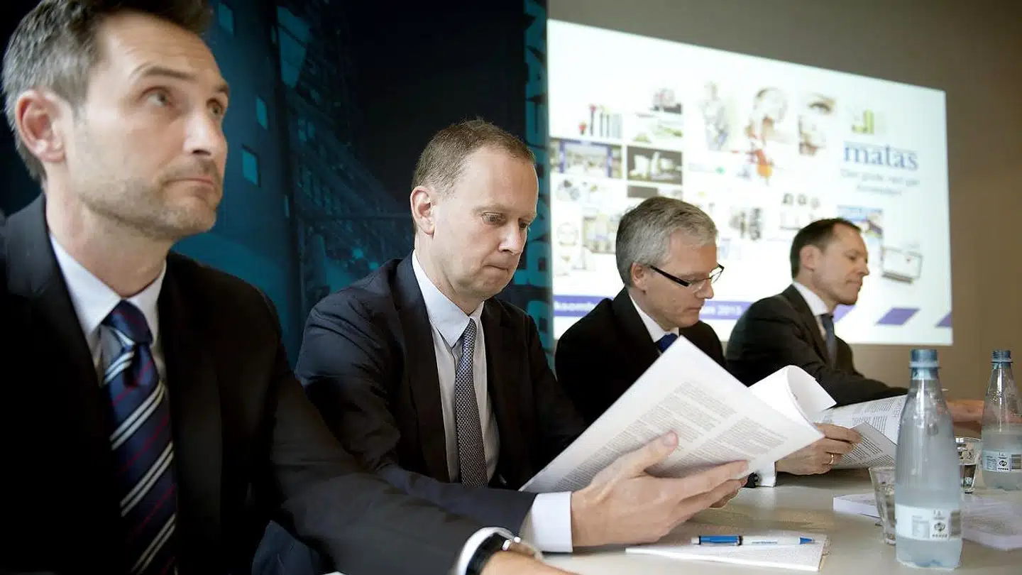Søren Vestergaard-Poulsen (nummer to fra venstre) skimmer børsprospektet i forbindelse med børsnoterringen af Matas i 2013. Foto: Keld Navntoft/Scanpix 2013.