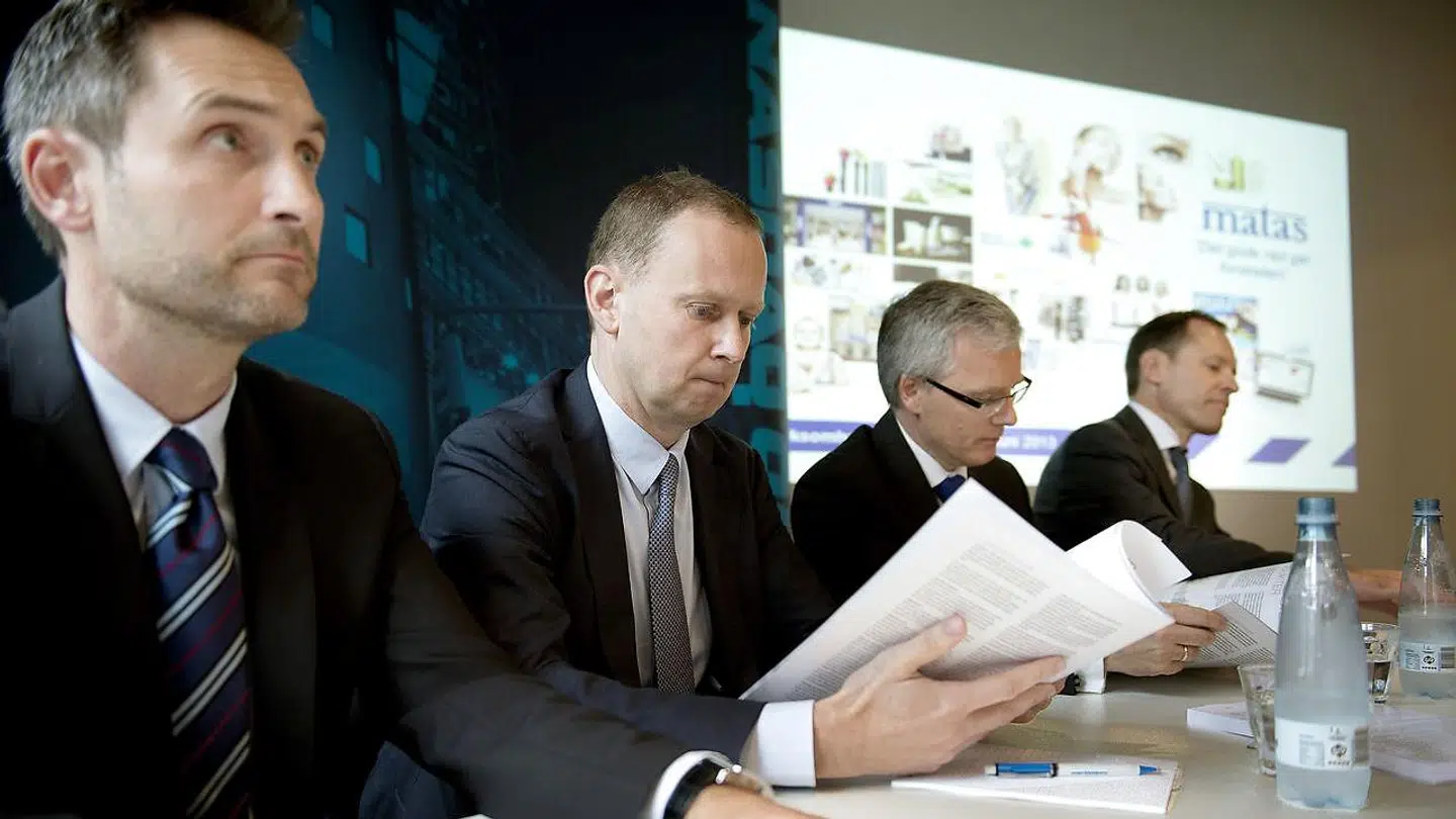 Søren Vestergaard-Poulsen (nummer to fra venstre) skimmer børsprospektet i forbindelse med børsnoterringen af Matas i 2013. Foto: Keld Navntoft/Scanpix 2013.
