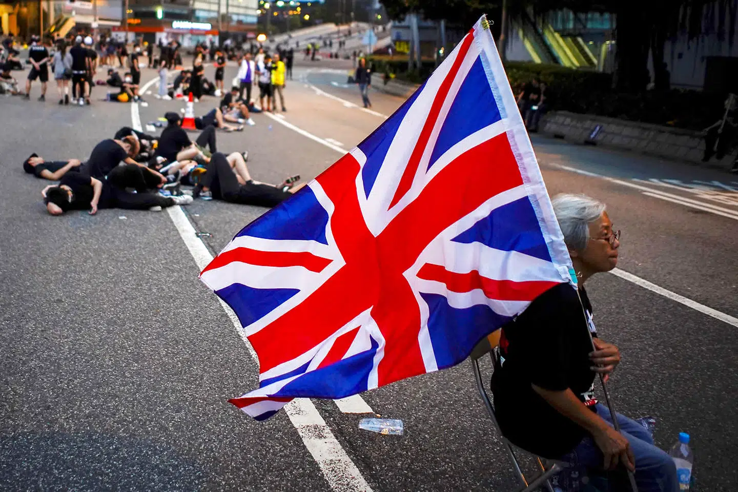 Alexandra Wong har i årevis deltaget i kampen for demokrati i Hongkong. Under de seneste ugers demonstrationer har hun konsekvent båret på det britiske flag, Union Jack. »Bedstemor Wong«, som hun kaldes, siger ligeud, at hun savner tiden under britisk herredømme, fordi der dengang var mere frihed og mere respekt for folks rettigheder. Foto: Ritzau/Scanpix/Reuters