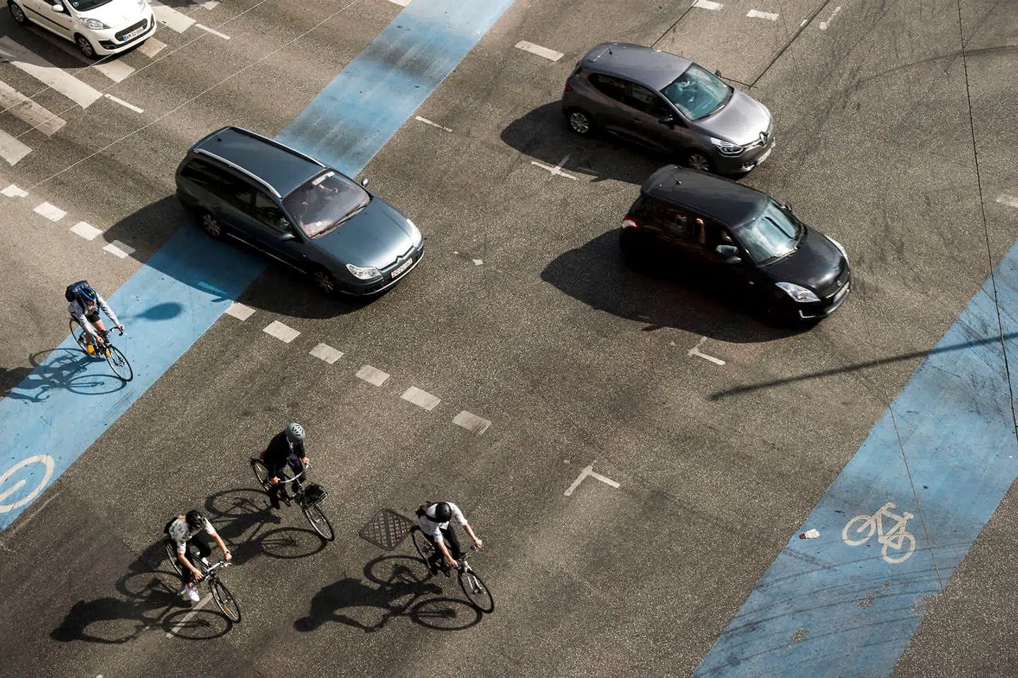 »Flere og flere cyklister kører med hørebøffer, og forsvinder dermed ind i deres egen verden på cyklen,« skriver Henrik Dreboldt.