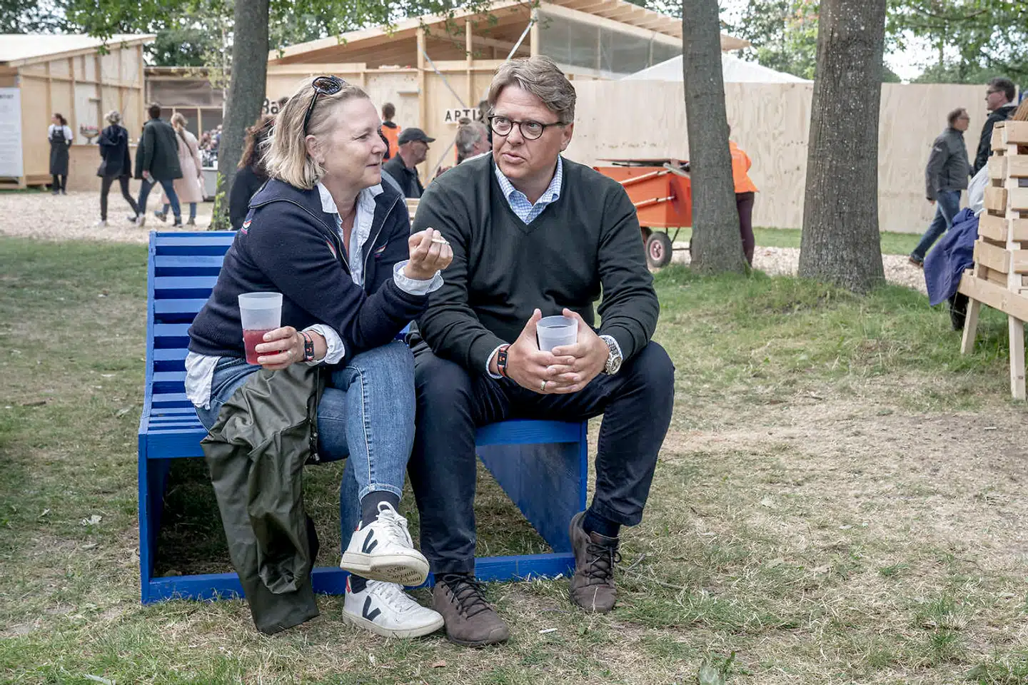 Birgitte Juel Villberg og hendes mand, Henrik Juel Villberg, har tidligere overnattet på Roskilde Festival, mens musikprogrammet var i gang. I år har de dog besluttet, at de transporterer sig frem og tilbage i stedet for at sove i telt på et af festivalens mange campingområder.