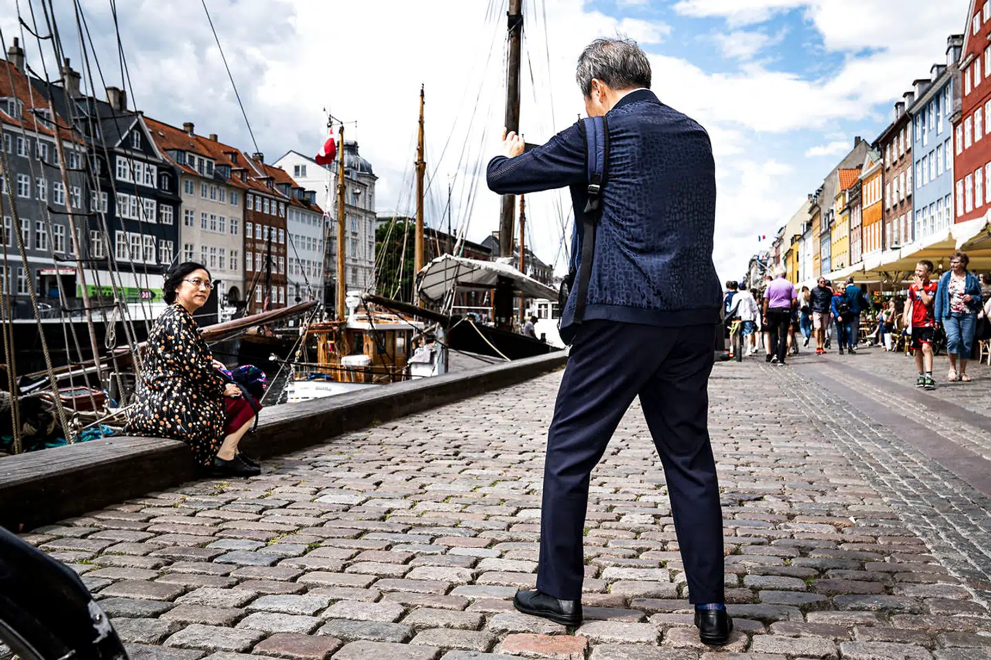 »Brostens muntre bølge-trav / hopped mildt i solskinsflimret mod det lange nyhavnsskrog / som bar malet navn ved navn / på cafeer, agenturer i et fremmed klangfuldt sprog / alle disse vilde navne, som fra langfart kom i havn«Tom Kristensen