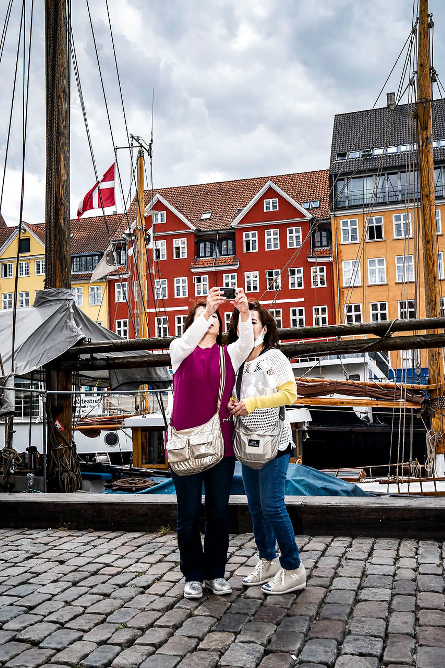 »... alle disse vilde navne, som fra langfart kom i havn.«Skibene i Nyhavn i dag er dog mest til pynt.