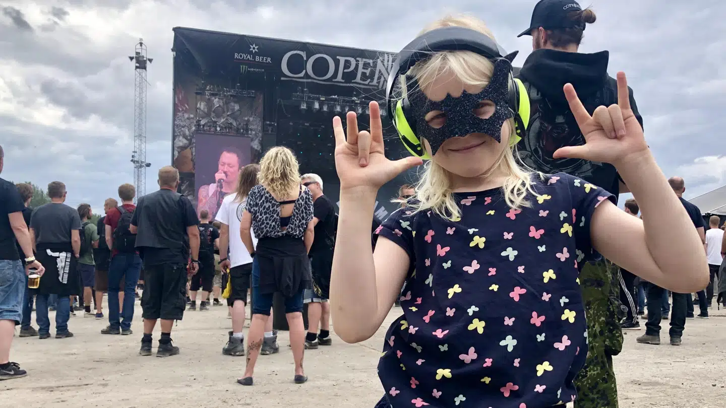 Lasse Meldgaard Bloch mener godt, at man kan tage sit barn med på festival: Her er hans seksårige datter med på CopenHell.