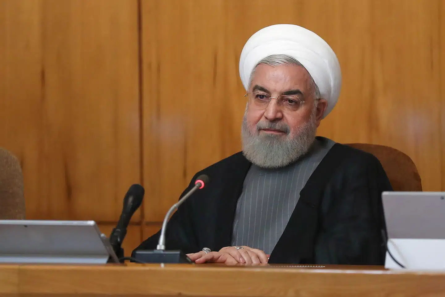 Irans præsident, Hassan Rouhani, har ikke tænkt sig at overholde atomaftalen længere, hvis ikke hans medunderskrivere gør. Mens han øger lagrene af beriget uran, truer han nu også med etableringeren af en vandreaktor. Det kan dog alt sammen forhindres, hvis EU og USA overholder deres del af den aftale, de sammen indgik i 2015, siger han.