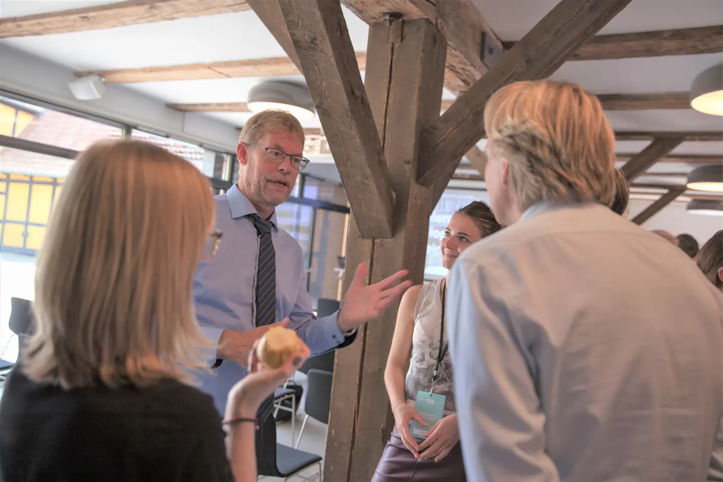 Acceleratorprogrammet Urbantech skal skabe tættere samarbejde mellem virksomheder som COWI og mindre iværksættervirksomheder, når det kommer til at udvikle bæredygtigheds- og klimaløsninger. På billedet ses Lars-Peter Søbye, adm. direktør for COWI, sammen med de håbefulde iværksættere.