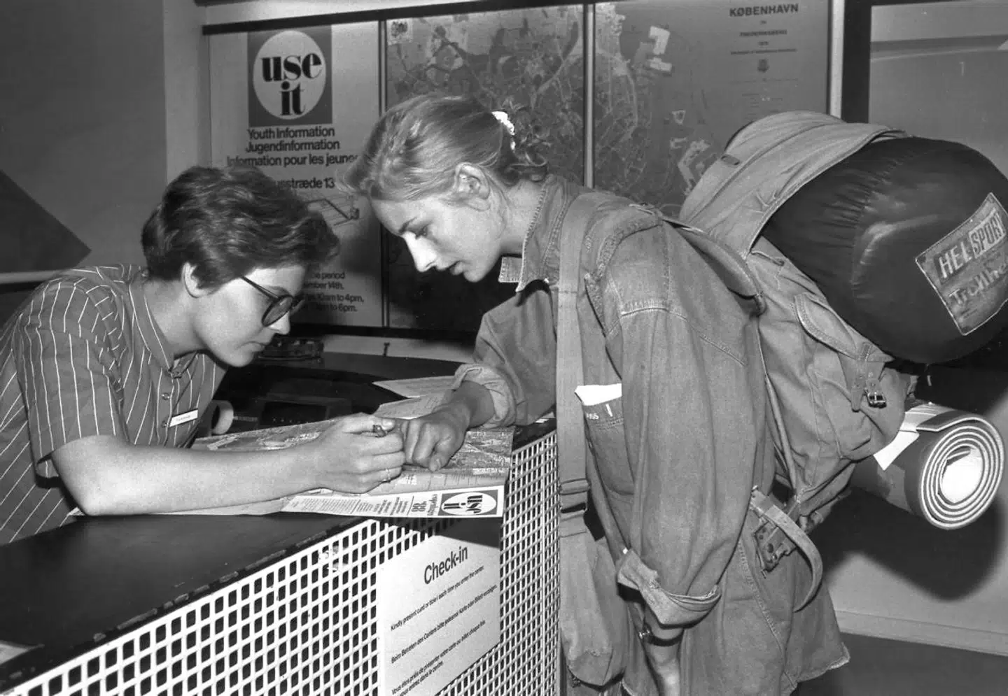 Ung kvinde på Interrail i 1988. Her fotograferet på Hovedbanegården i København.