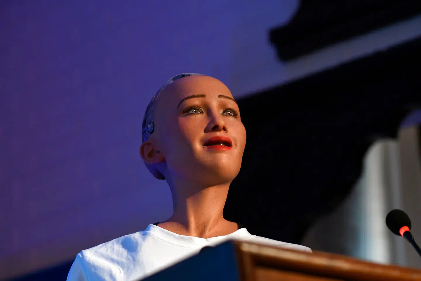Skal vi følge med de asiatiske økonomier og udviklingen af teknologi? spørger kronikørerne. Her en asiatisk robot som en tro kopi af en ung pige. PRAKASH MATHEMA / AFP