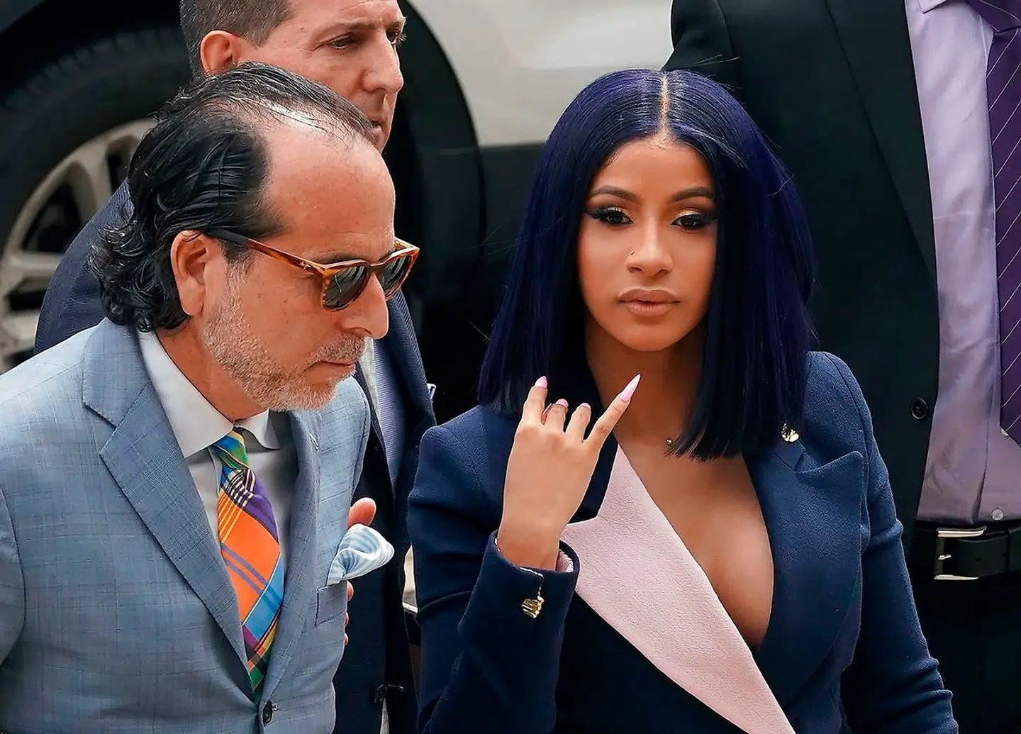 Rapperen på vej i retten i Queens, New York. Hun er sigtet for overfald på to bartendere på en stripklub i 2018.