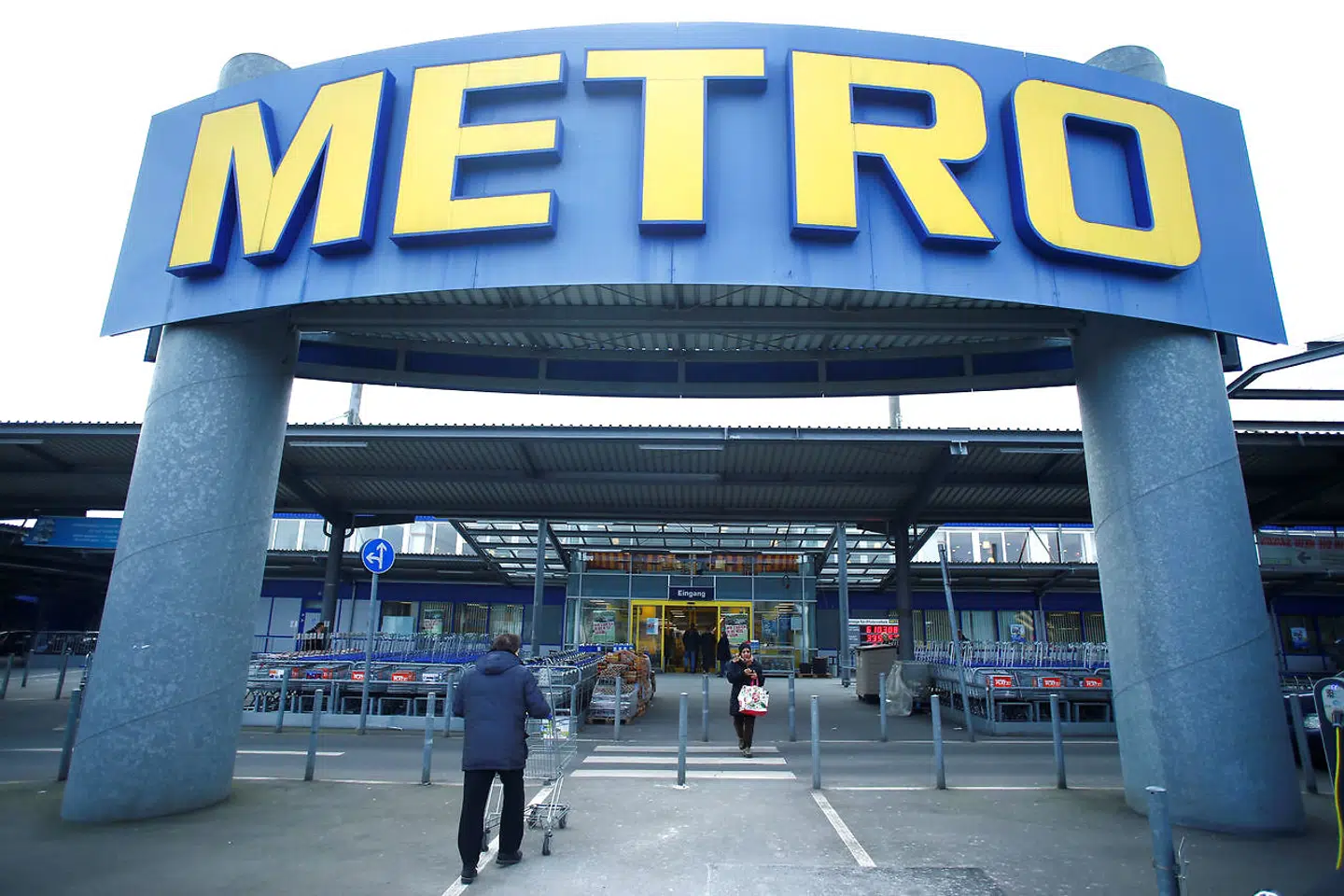 Den tyske Metro-kæde er i dag langt fra storhedstiden og har i de senere år solgt tilhørende elektronikkæder og varehuse fra. Den nuværende ejerkreds omfatter familierne Beisheim, Schmidt-Ruthenbeck og Haniel, hvoraf det er sidstnævnte, der har solgt aktier til Daniel Křetínský.