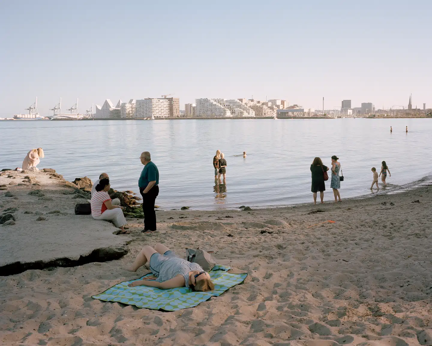 De danske storbyer vokser i disse år. Nye kvarterer med udsigtslejligheder breder sig langs kysterne – med beboernes ønske om adgang til rekreative områder. Her er vi ved Risskov uden for Aarhus. Foto fra bogen »Kystland« af Mathias Svold og Ulrik Hasemann.