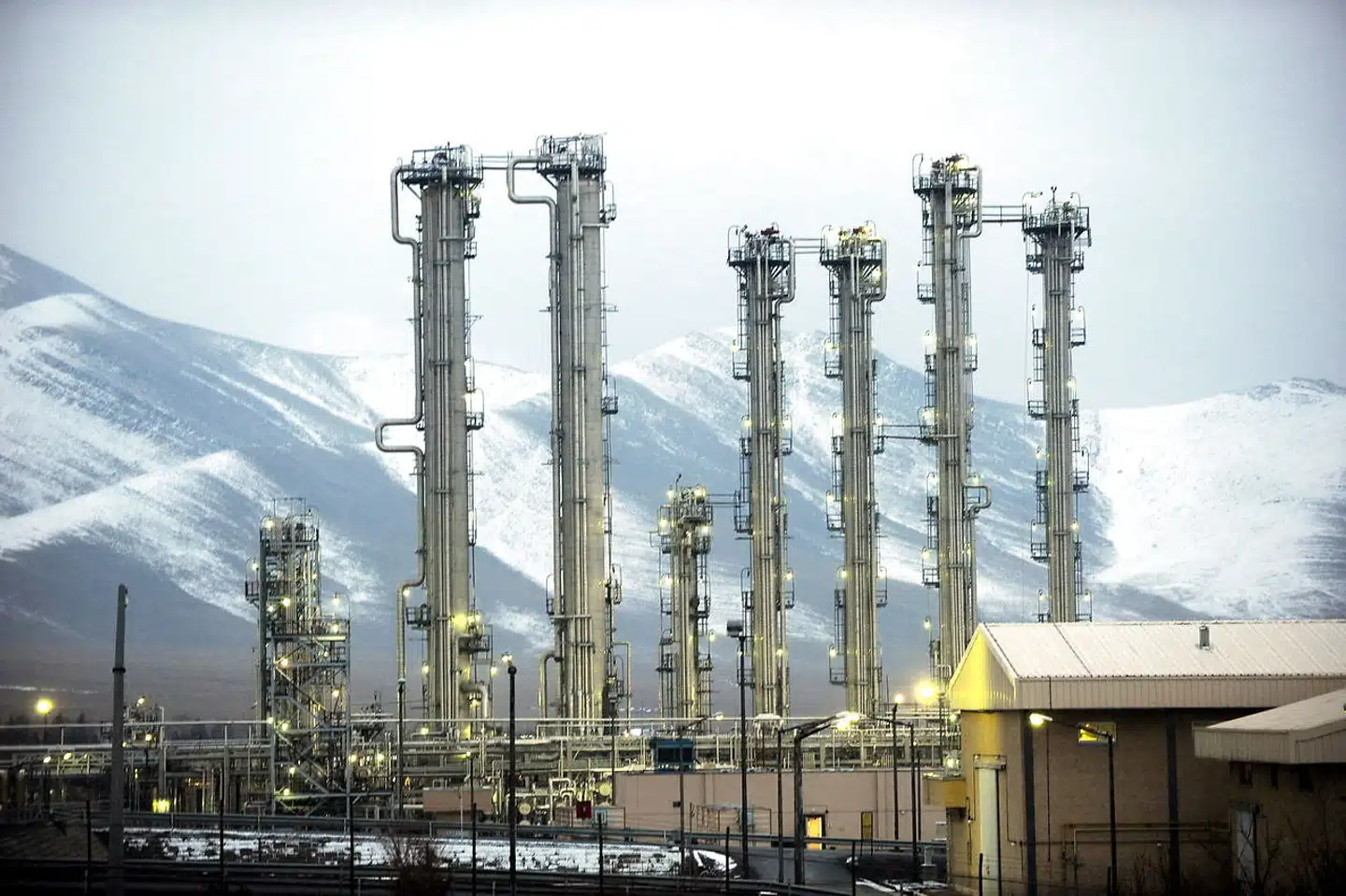 Irans lagre med beriget uran har nu oversteget den grænse på 300 kilo, som var den tilladte grænse i henhold til atomaftalen. Det skriver Reuters.