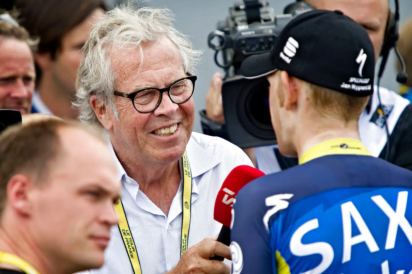 Jørgen Leth interviewer rytteren Michael Mørkøv under Tour de France i 2012.