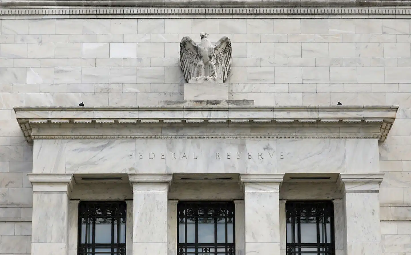 De fleste analytikere tror, at den amerikanske forbundsbank, Fed, vil sætte renten ned med tre gange 0,25 pct. inden for seks til 12 måneder. Beslutningen ligger her i The Federal Reserve-bygningen i Washington DC.