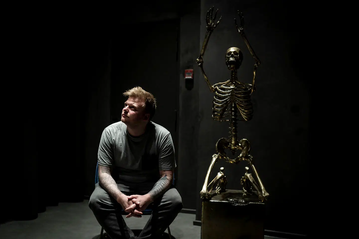 Et forgyldt skelet,skabt af kunsteren Marco Evaristti, byder gæsterne velkommen. Selv om Døden ikke er inviteret, er han ikke en fremmed for den kun 28-årige kok.