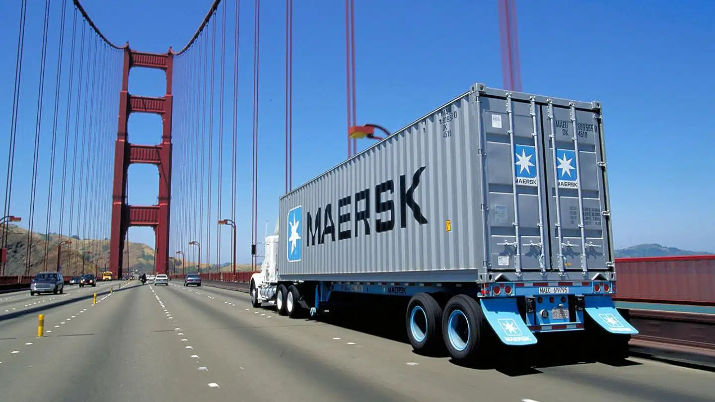 Mærsk forventer, at op mod halvdelen af indtjeningen fra 2023 kommer fra aktiviteterne på land. Her er en lastbil fra Mærsk på vej over Golden Gate-broen i San Francisco.