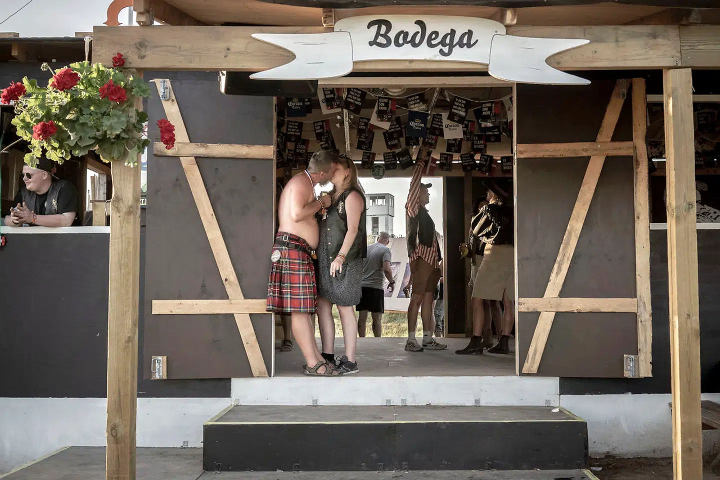 Bodega-campen brændte ned i marts, men flere af beboerne i Dream City har doneret penge til genopbygningen. Målet er, at stedet skal bringe »hyggelig og varm stemning« til dem, der kommer forbi.