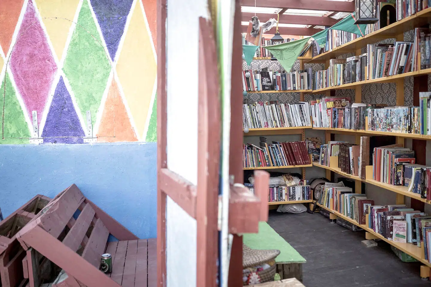 Biblioteket I Dream City rummer mere end 300 bøger mv.