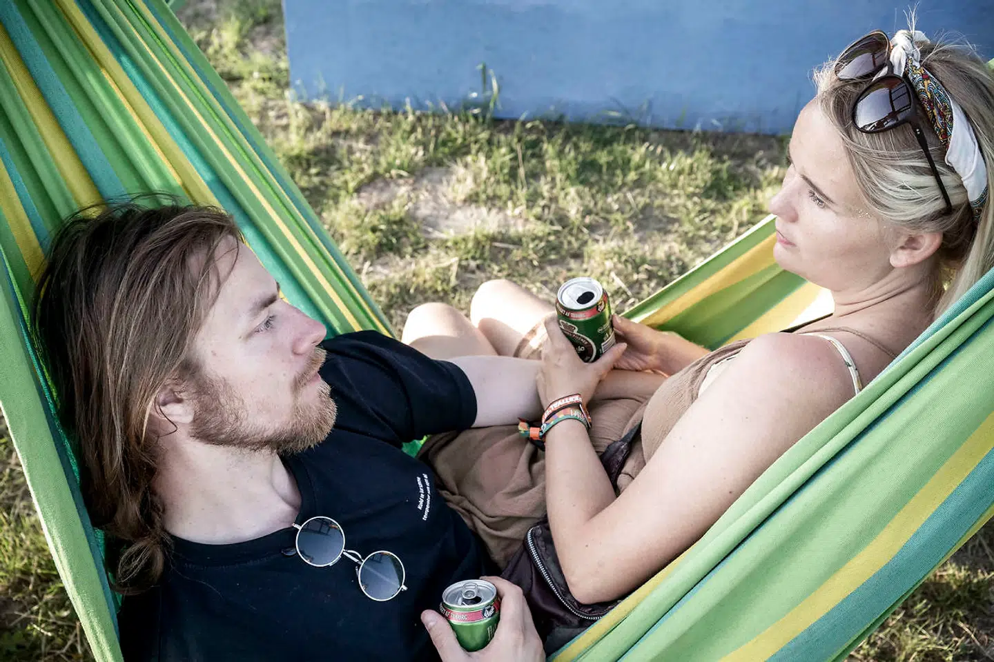 To af Bibliotekets beboere slapper af i aftensolen.