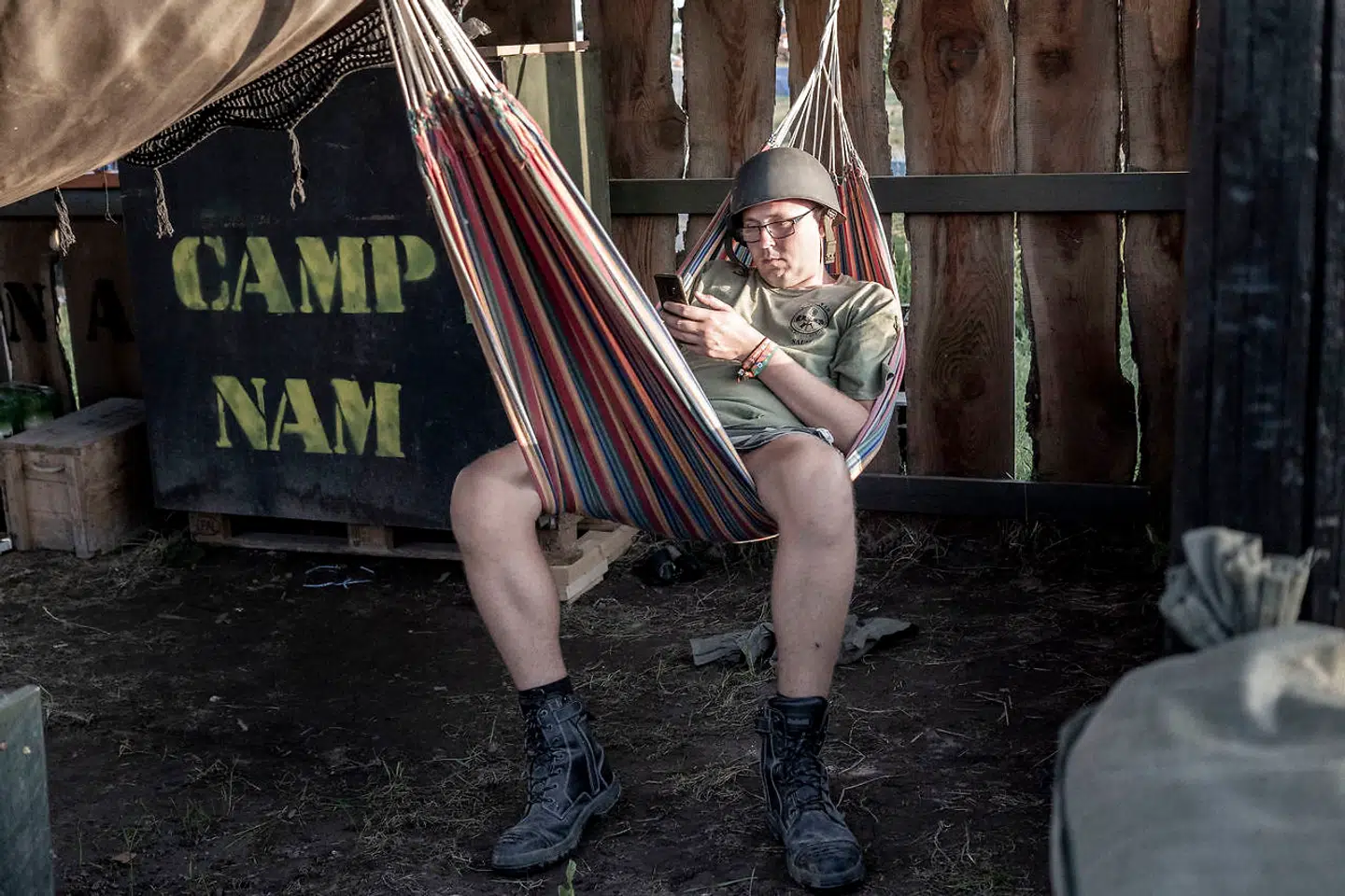 Camp Nam er inspireret af filmen »Good Morning Vietnam«. Her er der morgenradio og morgentræning hver morgen for de friske.