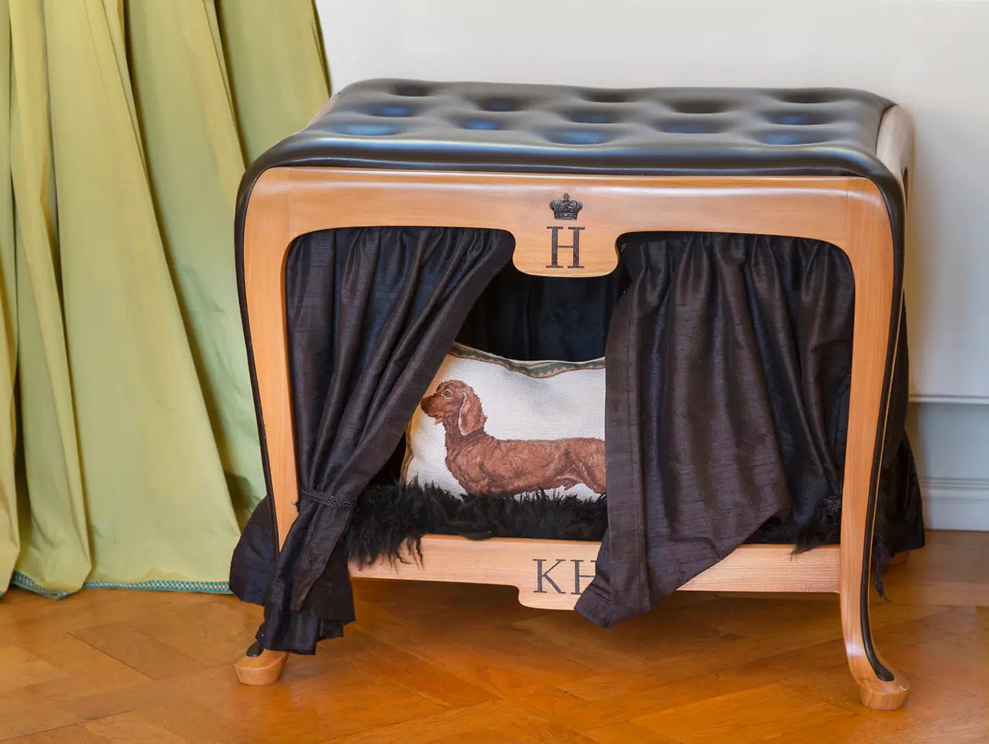 Hundealkoven: Hunde har altid været en del af dronning Margrethe og prins Henriks fælles liv, og hundekurve findes i mange varianter i de royale saloner og gemakker. Hundealkoven med gardin, der kan trækkes for til beskyttelse af privatlivets hundefred, er indgraveret med prins Henriks personlige monogram på fronten. Prinsen var ikke uden humor og var hele livet igennem en stor hundeelsker.