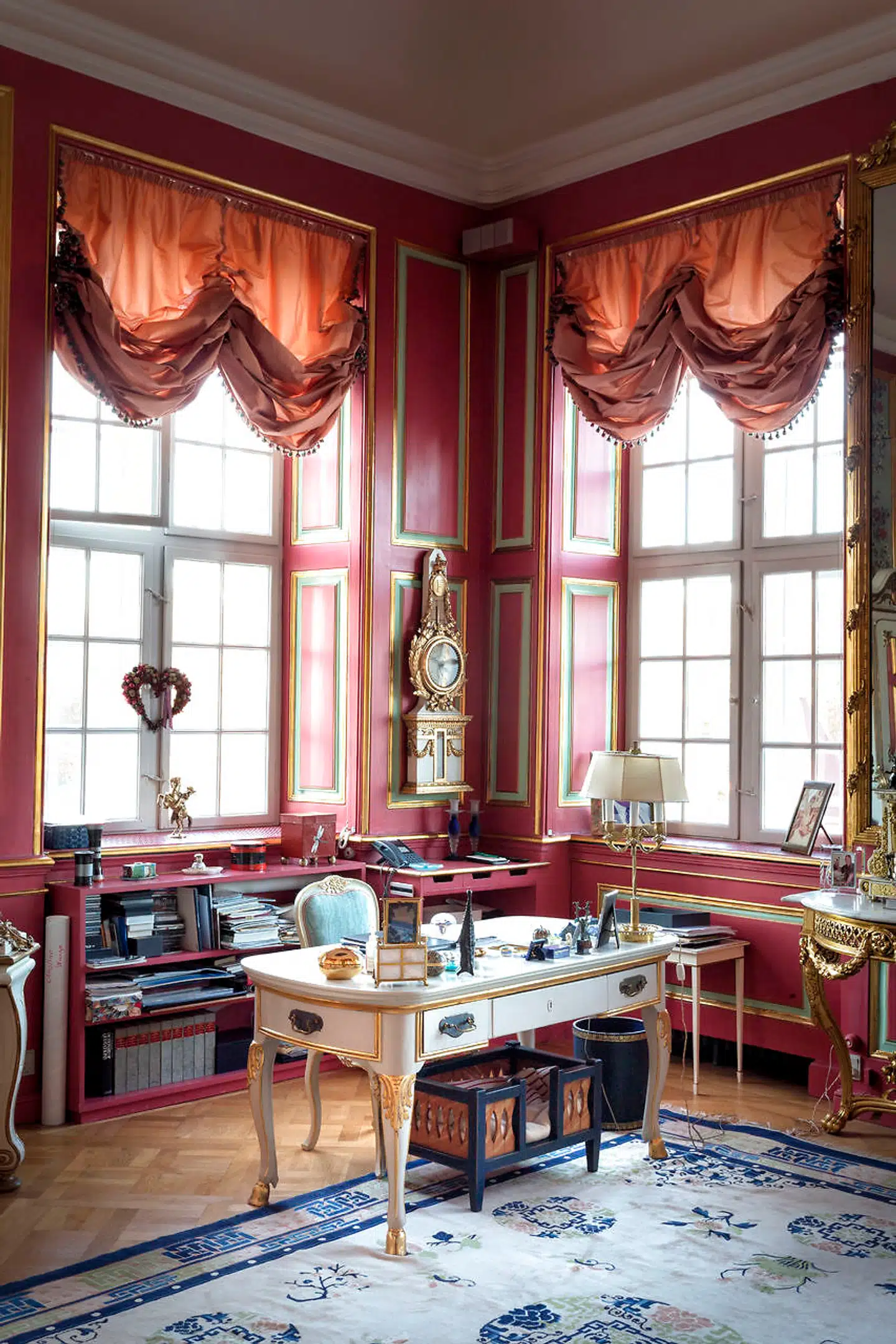 Dronningens arbejdsværelse: Dronning Margrethes private arbejdsværelse var oprindeligt tiltænkt Frederik V. Frem til sin død i 1766 brugte kongen dette pragtfulde hjørnegemak som sin private havestue og senere som et lille, ekstra bibliotek. Det var nemt at komme fra kabinettet gennem havedøren og ud på den vestvendte terrasse ved Marmorhaven. Det romantiske chatol, som dronning Margrethe bruger som skrivebord, hører til Dronningens rokoko-møblement. Det er fremstillet i Danmark i 1750erne.