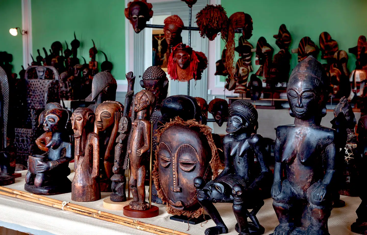 Prinsens hobbyrum med Africana: At den tidligere marskalstue og teatersal skulle blive udstillingsrum for afrikansk stammekunst, vidste ingen, da den blev sat i stand for nogle år siden. Prins Henriks afrikanske kunstsamling stod flere steder på Fredensborg Slot, og i en periode »lånte« Prinsen den fine rokokosal til samlingen. Teatersalen var også fristende at bruge til kongeligt hobbyrum, idet salen får masser af lys ind fra syd i dagtimerne og ligger tæt på hovedslottet. Her er plads, og de mange figurer optræder næsten som tilskuere i den tidligere marskalstue og teatersal – et helt »folkemøde« af afrikanske skulpturer.