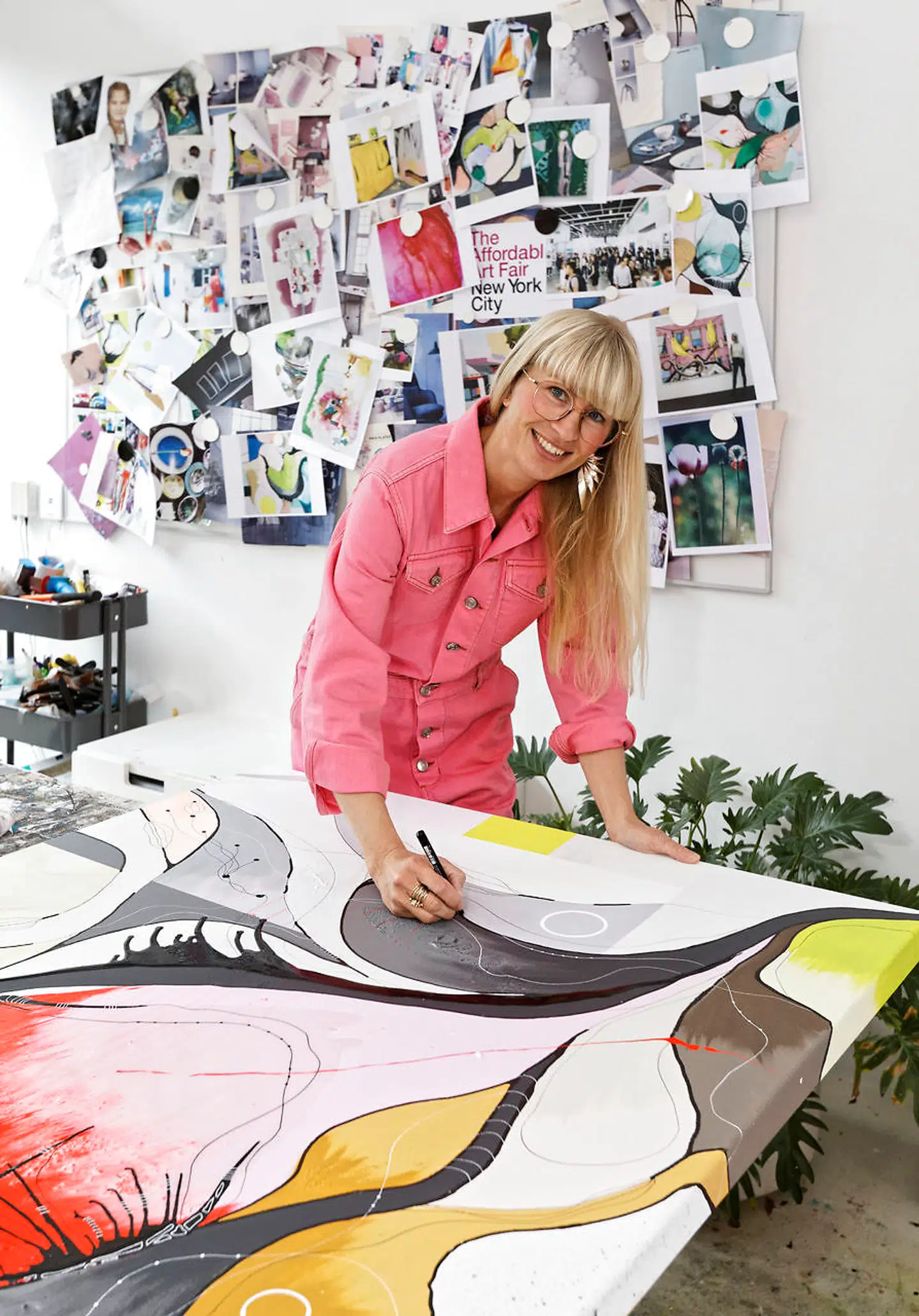 Christina Julsgaard er selvlært billedkunstner og flittig arbejdsnarkoman. Når familien er på arbejde og i skole, skaber hun sine billeder i det tilbyggede atelier. Og så går hun op i det visuelle og æstetiske i familiens hus i Nordsjælland.