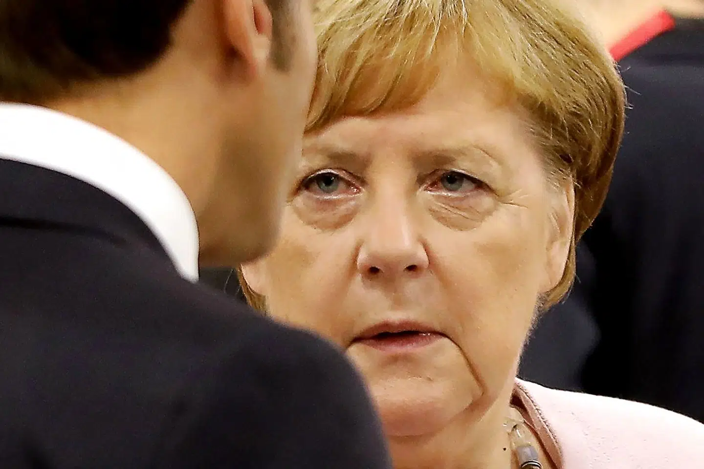 Kansler Angela Merkel kan ikke bare ofre den konservative og tysk spidskandidat, Manfred Weber, uden at få noget til gengæld.