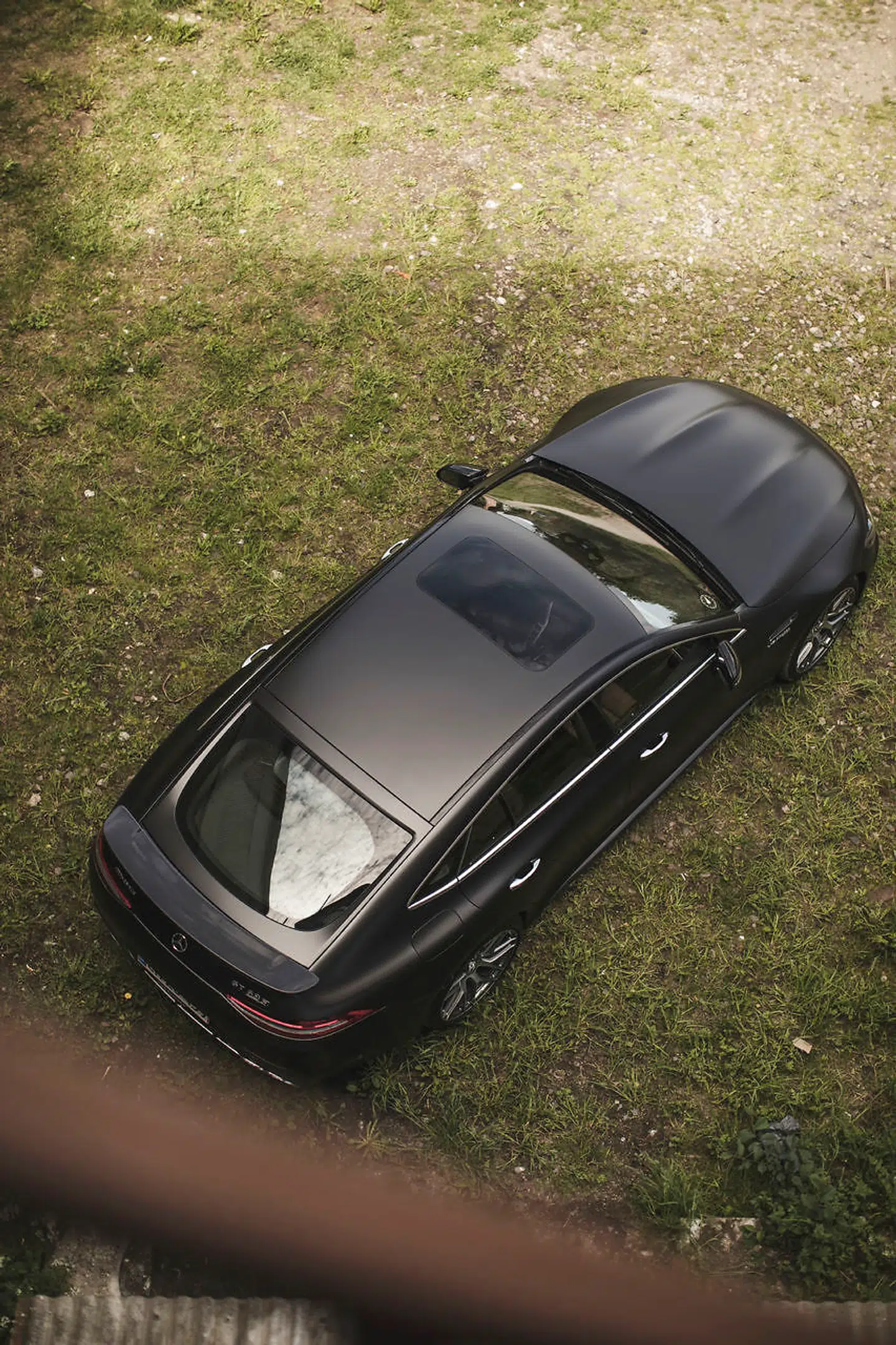 Den er over fem meter lang og vejer lige på den anden side af 2,1 ton. Alligevel føles den som en regulær supersportsvogn på en snoet vej, og det er bilens største præstation. Den ER vitterligt mere superbil end familiebil.