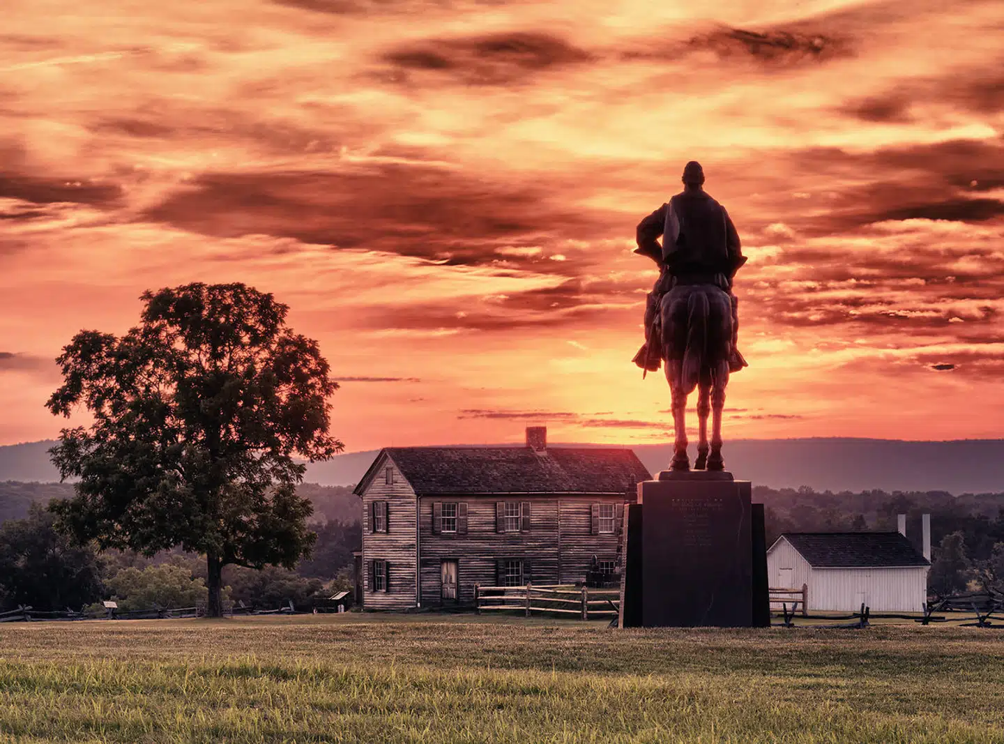 I Sydstaterne hylder man traditionelle værdier som Gud, våben og retten til at bestemme selv. Det skal »sumpen i Washington« eller andre ikke blande sig i. Giv dig tid til at køre langsomt gennem Sydstaterne, mød menneskerne i de små byer, og du vil langsomt forstå, hvorfor alle kører pickuptrucks, og ikke mindst, hvorfor Trump er havnet i Det Hvide Hus.