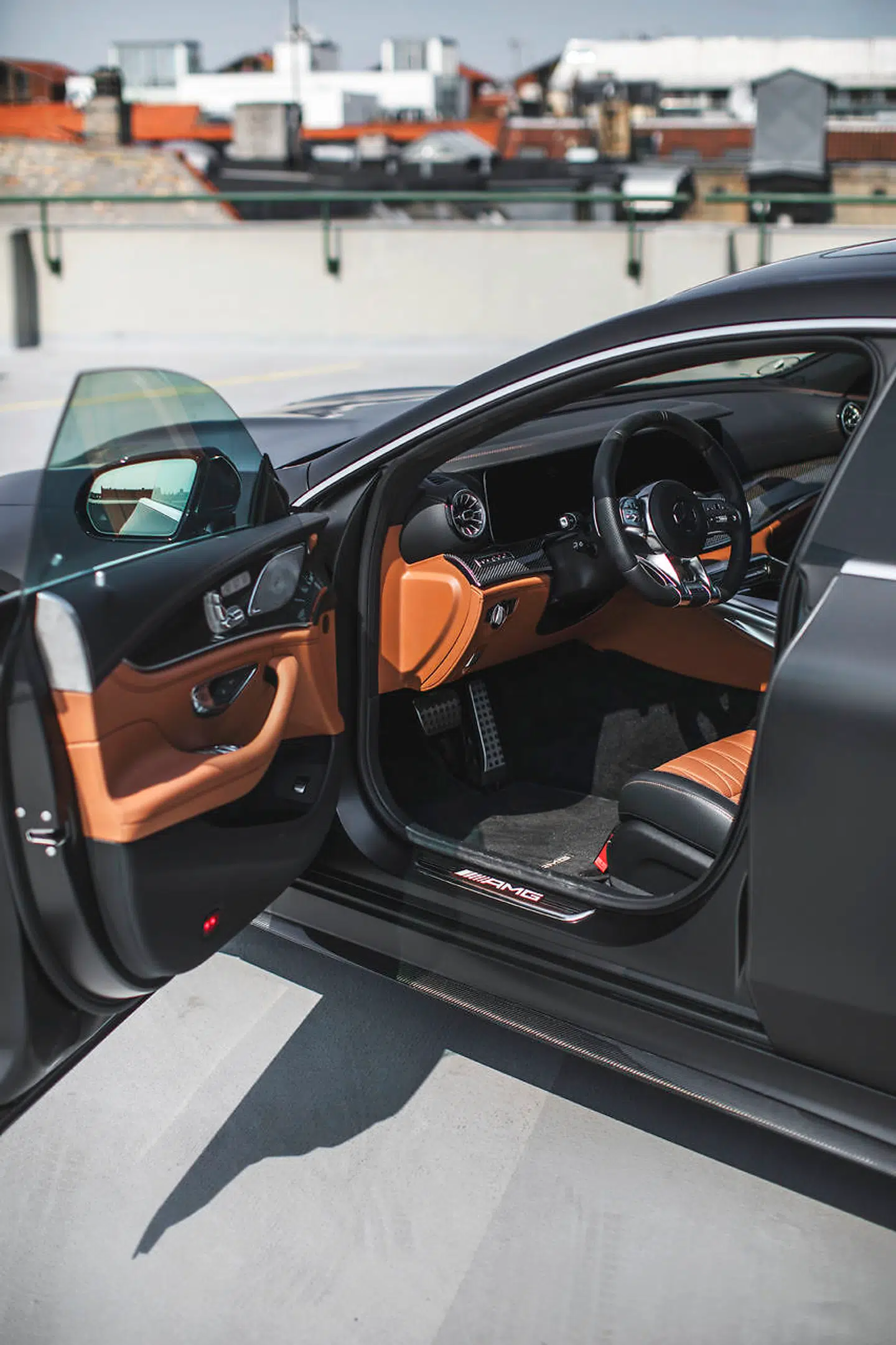 Kabinen oser af kvalitet og luksuriøst overskud, og bagsæderne har god plads til to langlemmede voksne samtidig med, at bagagerummet æder bagage nok til en weekendtur for fire.