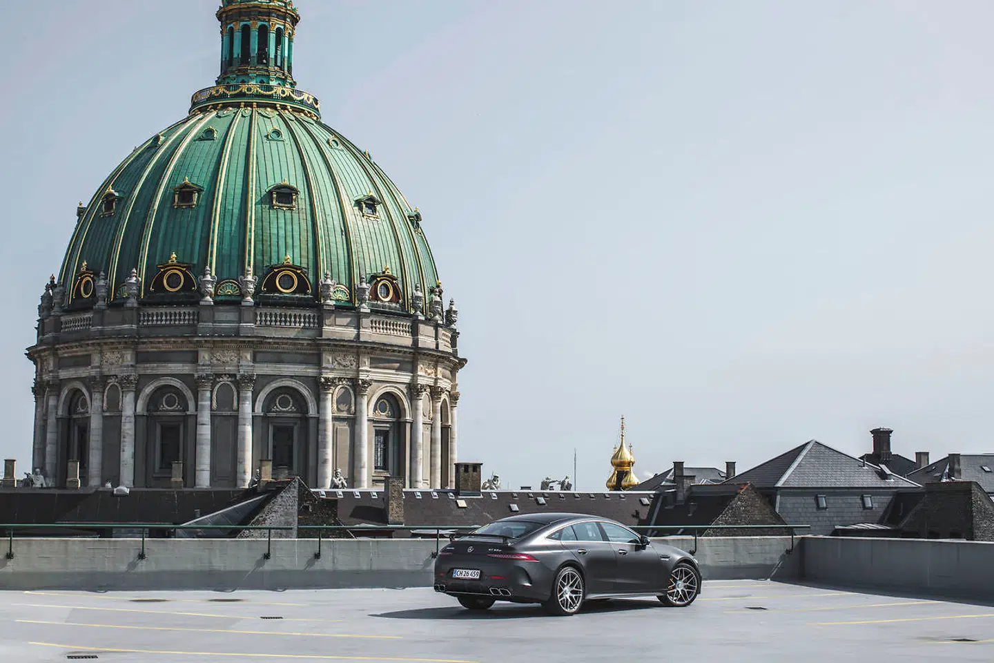 Eneste alvorlige udfordring for den nye AMG GT 4-dørs er i motorredaktørens optik, at tyskerne også lancerer den i en mere ydmyg 435 hk-udgave. Det udvander bilens eksklusivitet og sender den ned i armene på samme købere af den Mercedes CLS, som den netop skulle adskille sig fra.