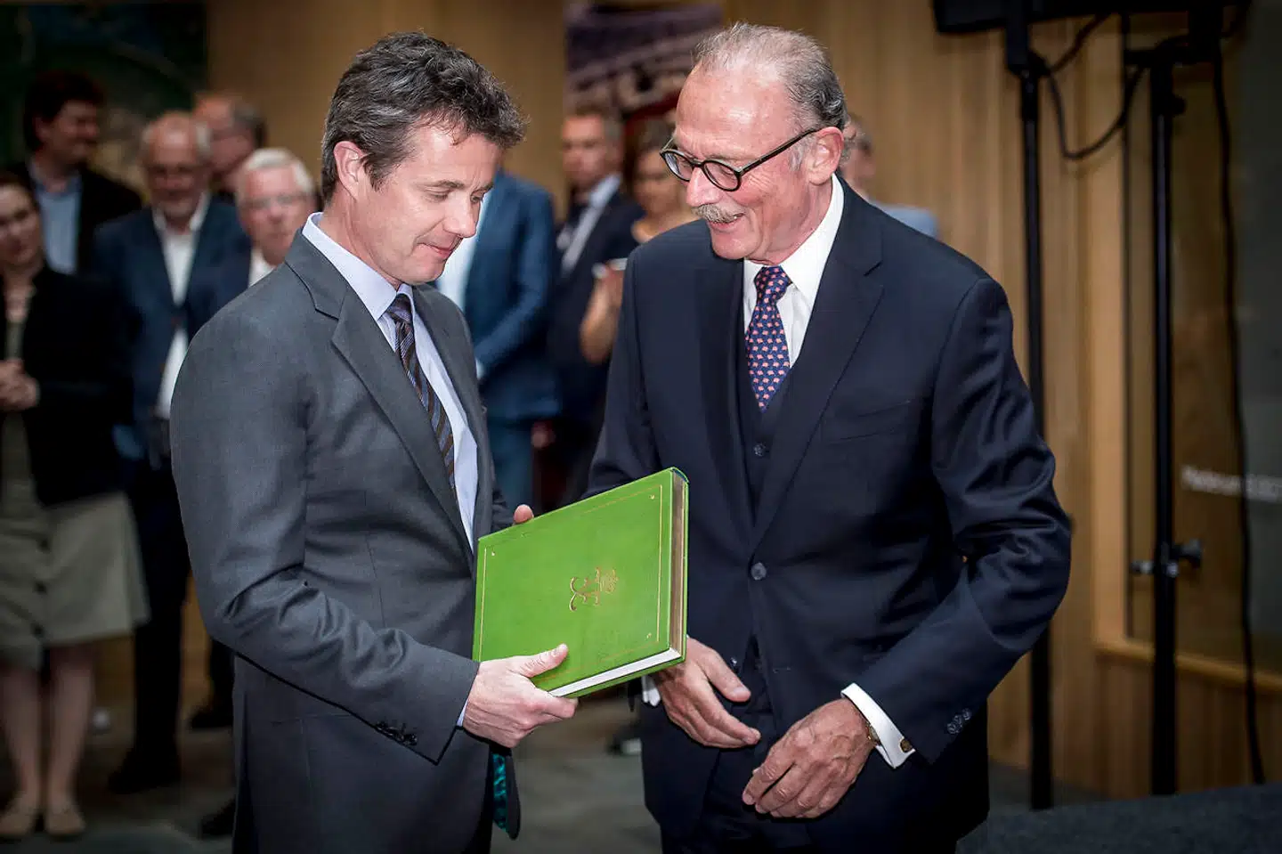 Kronprins Frederik modtager indbundne bind af bestyrelsesformand for Trap Danmark, Joachim S. Malling, under lanceringen af Trap Danmarks 15 nye bøger ved et arrangement på DTU i Lyngby.  (Foto: Mads Claus Rasmussen/Ritzau Scanpix)