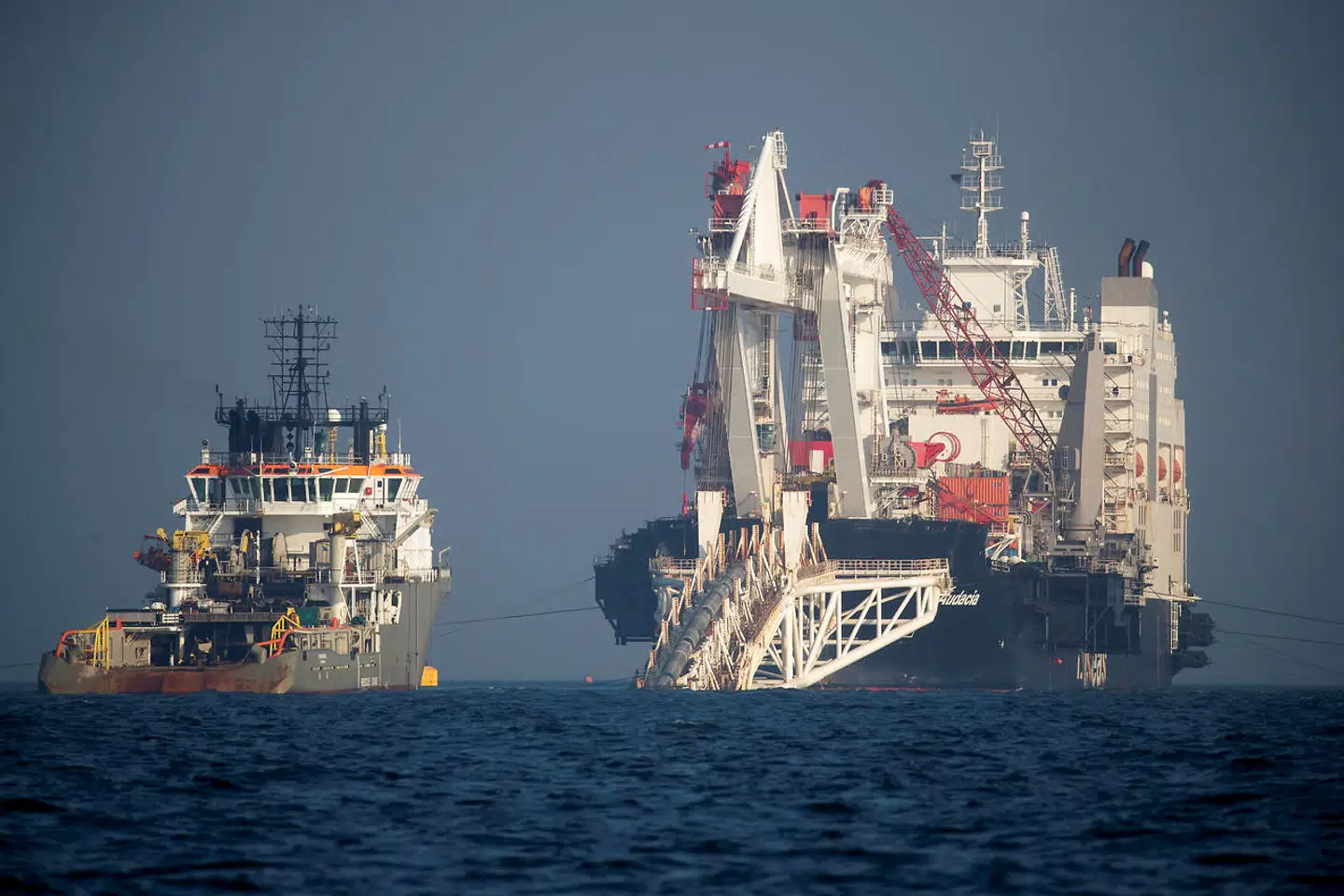 Titusinder af kabelelementer er allerede sænket ned på havbunden under arbejdet med Nord Stream 2. Her ses fartøjet Anuacia ved øen Rügen ved Nordtyskland.