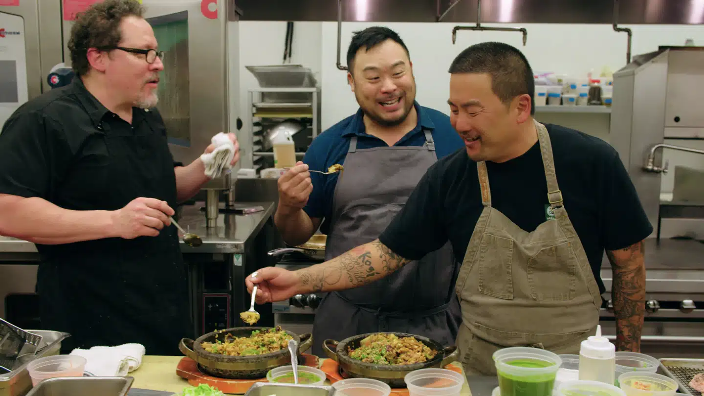 En madglad treenighed: Skuespiller Jon Favreau (t.v.) og kokkene David Chang (i.m.) og Roy Choi (t.v.). Foto: Netflix