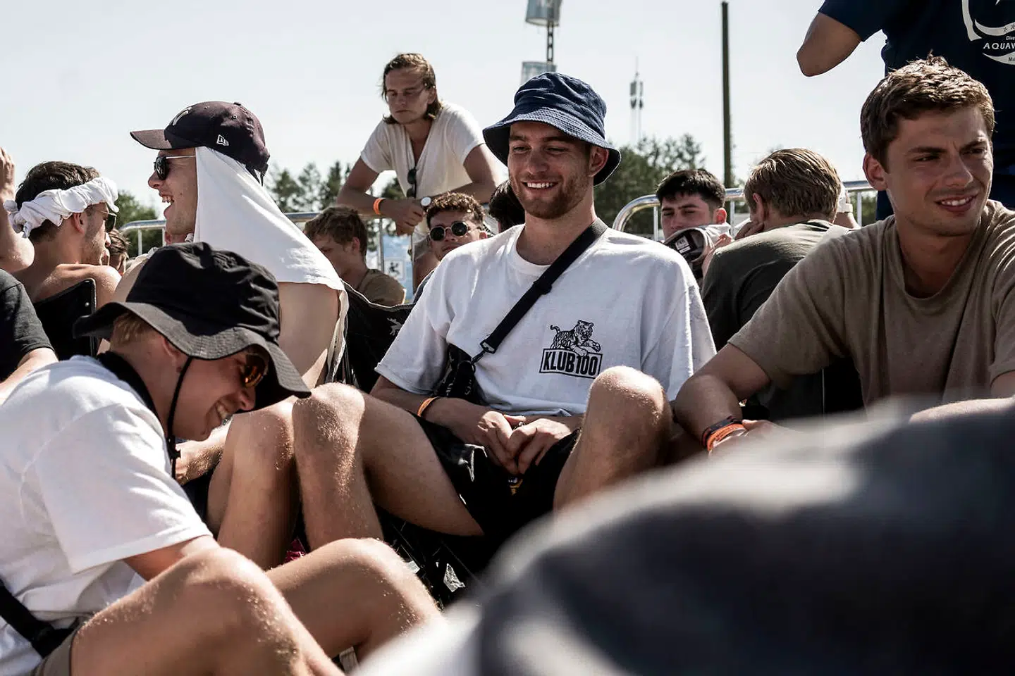 Morten Munksgaard (i midten) sad klar, lige inden hegnet væltede, med halvdelen af KLUB100. Sammen med dem skulle han spæne ind og placere gruppens 120 kvadratmeter store presenning.