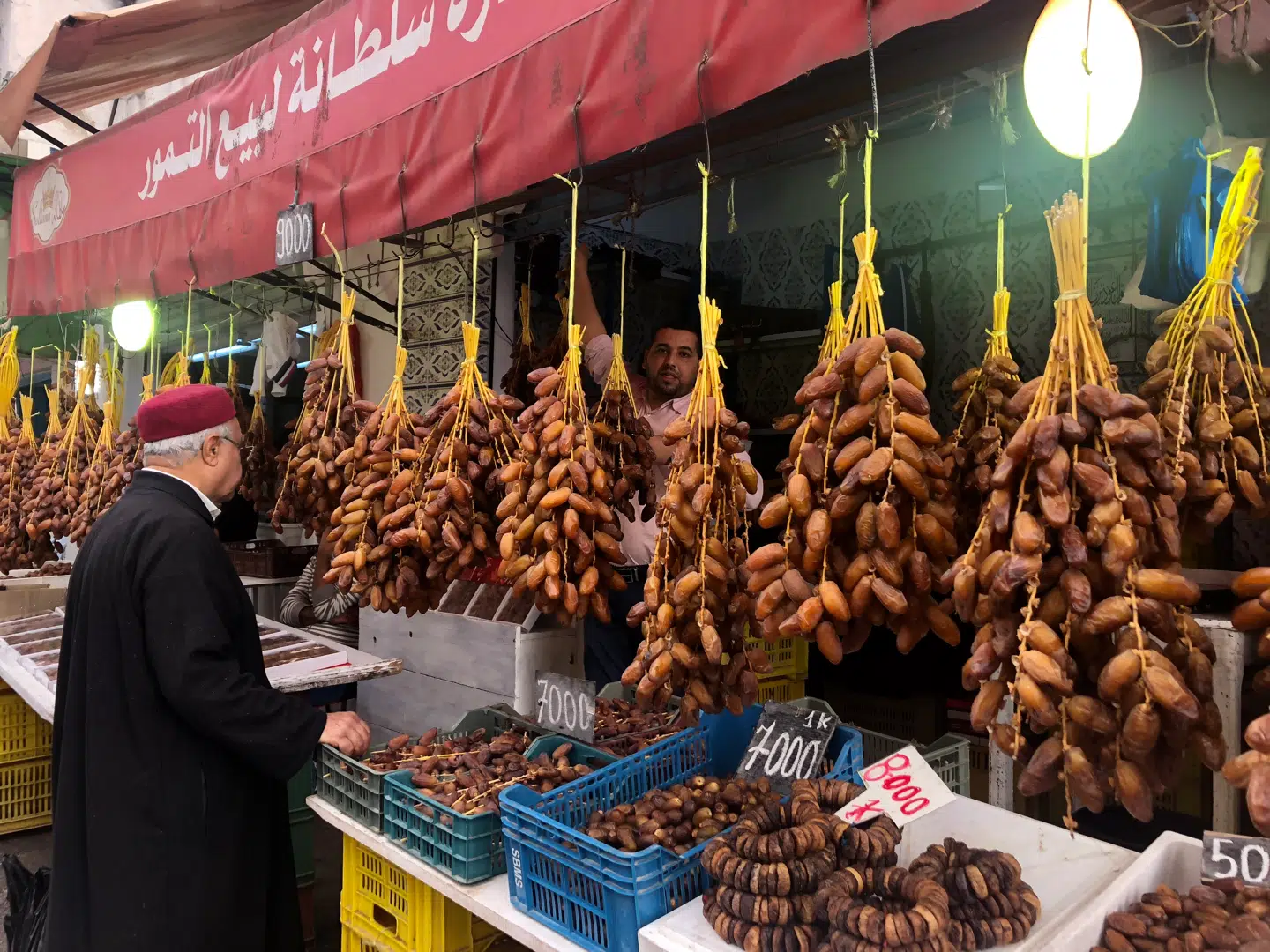 Var det noget med en dadelhalskæde?! I Municipal Market kan man købe tørrede frugter og nødder – eller bare gå rundt og nyde den lokale handel.