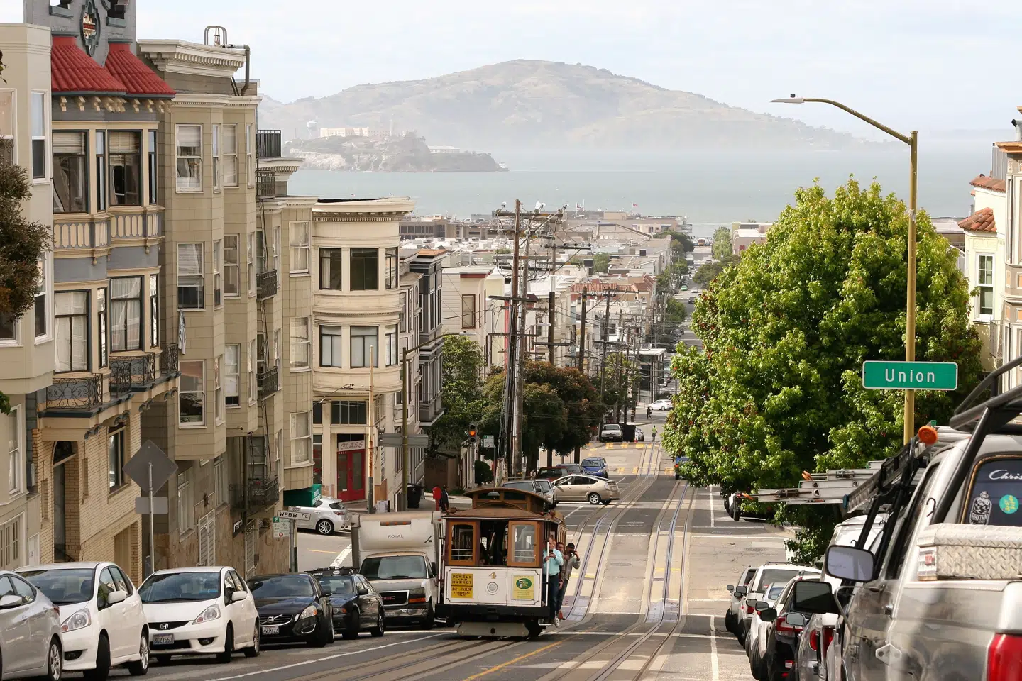 De nye guldmillionærer byggede byens smukke victorianske huse, som er træhuse i to etager med mange karnapper.