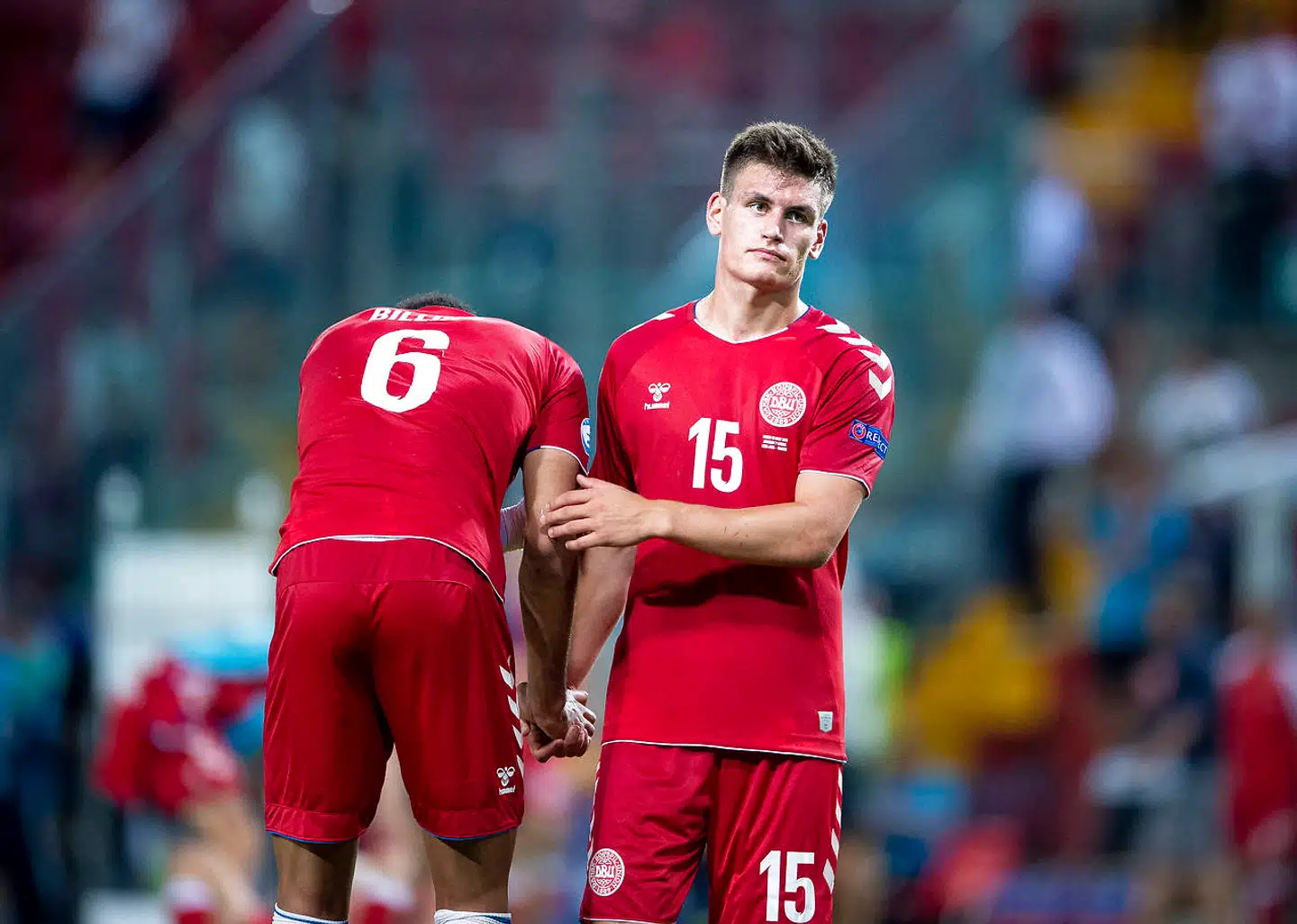 Philip Billing (tv.) troede først, at han havde bragt Danmark foran med 3-0 mod Serbien, men via VAR-systemet blev scoringen underkendt, og det fjernede håbet om en semifinaleplads ved U21-EM. Joakim Mæhle prøver at trøste.