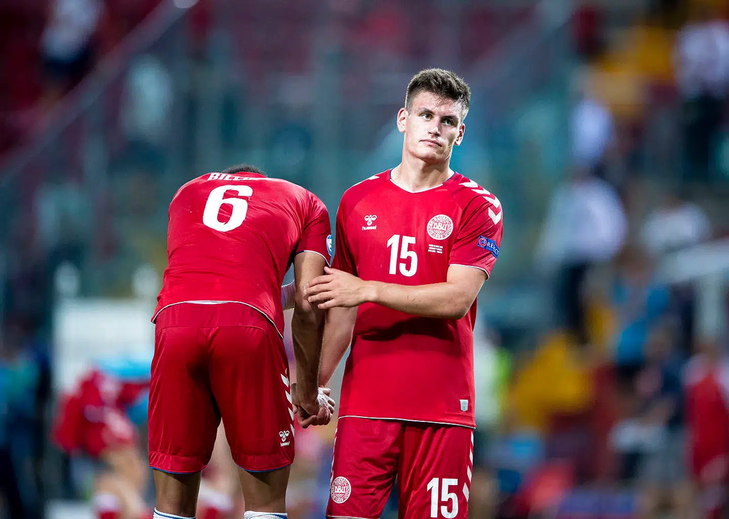 Philip Billing (tv.) troede først, at han havde bragt Danmark foran med 3-0 mod Serbien, men via VAR-systemet blev scoringen underkendt, og det fjernede håbet om en semifinaleplads ved U21-EM. Joakim Mæhle prøver at trøste.