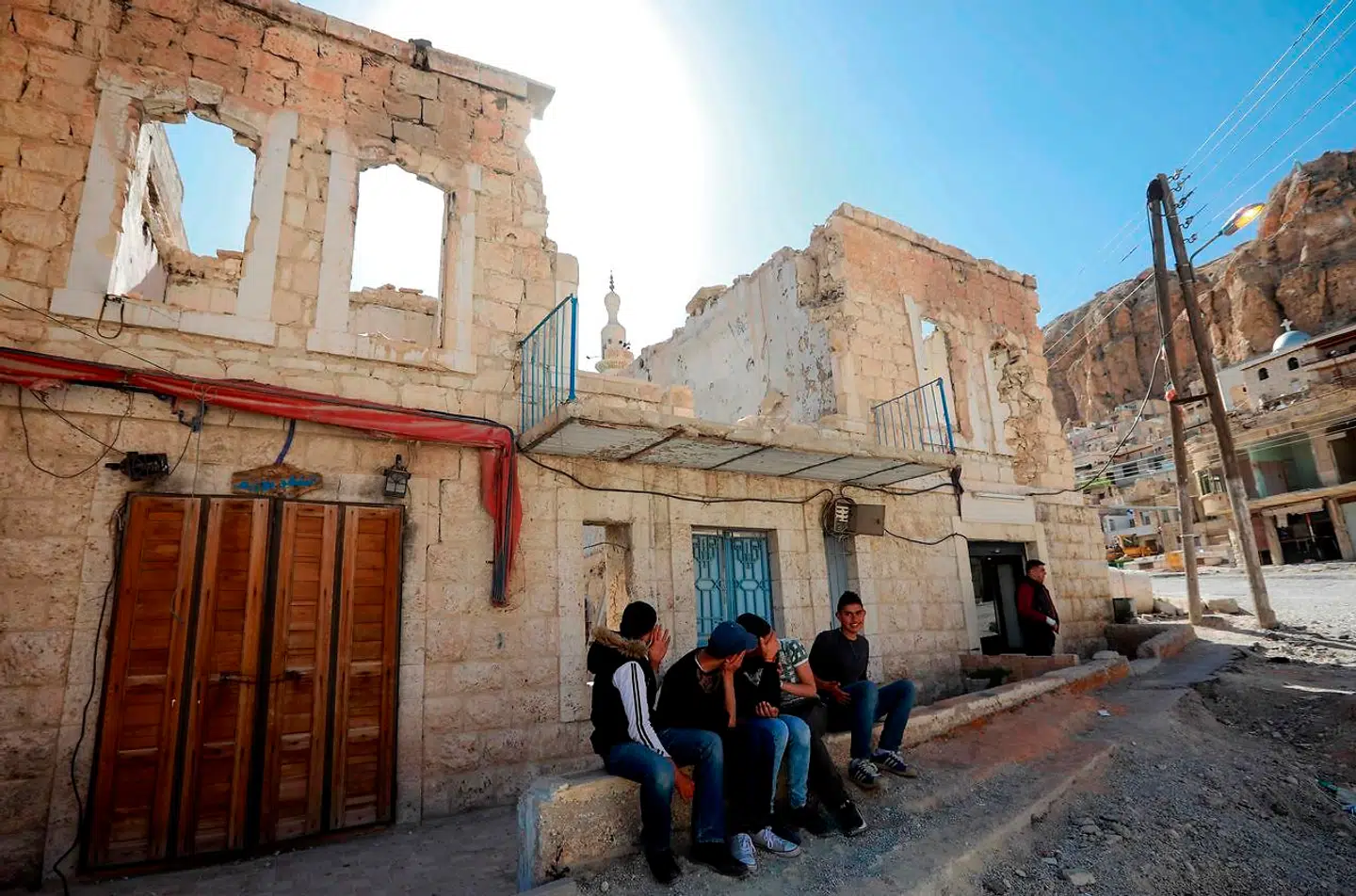 Selv om kampene i denne del af landet sluttede for fem år siden, er sporene efter krigen er stadig synlige i byen Maalula 56 kilometer nordøst for den syriske hovedstad Damaskus. Flygtningenævnet i Danmark har endnu ikke taget endeligt stilling til, om forholdene i ormåderne omkring Damaskus kan betegnes som sikre nok til at sende flygtninge hjem.