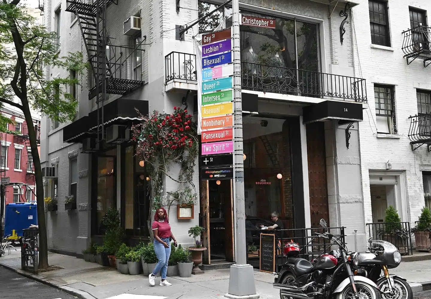 Stonewall Inn. ligger på Christopther Street i Greenwich Village i New York. Vejskiltet her, der er det ikoniske kryds mellem Gay Street og Christopher Street, er bleve ændret til »Acceptance Street« for at afspejle LGBT-bevægelsens stigende diversitet.