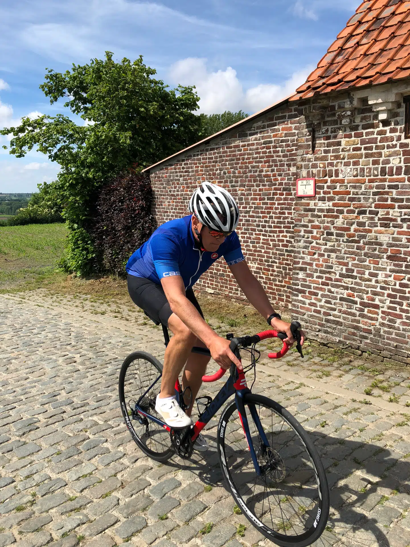 Så er det bare op på jernhesten og ud over brostenene! Artiklens forfatter ofrer sig for Berlingskes læsere. Foto: Privat