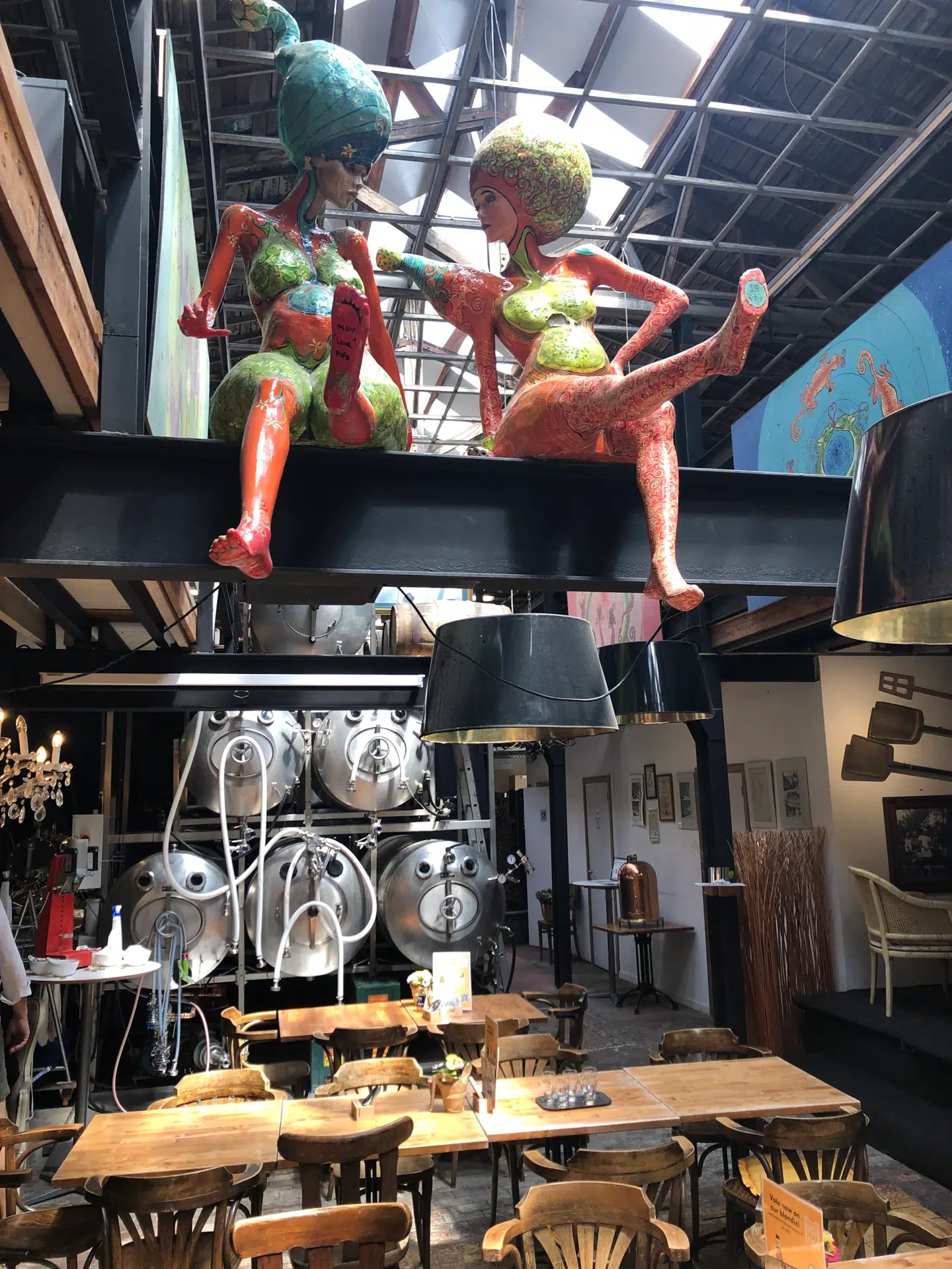 Stemningen på Gruut-bryggeriet er uformel – industri er blandet med kunst og udskænkning. Foto: Peter Christiansen