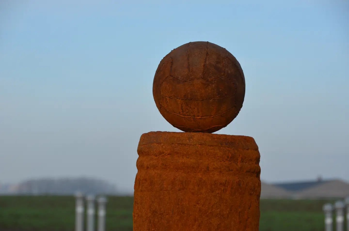 Mindesmærket for fodboldkampen juleaften 1914 blev indviet af blandt andre Michel Platini. Foto www.greatwar.be