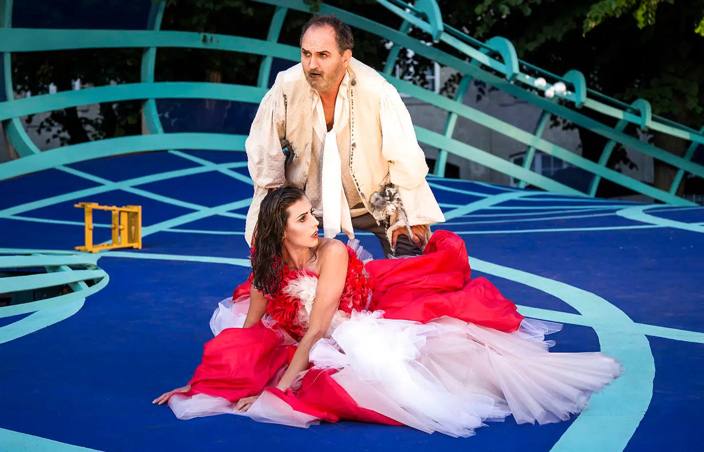 Viola skyllet i land på Illyriens kyst – her i selskab med narren Feste. Her Katrine Greis-Rosenthal og Niels Ellegaard.