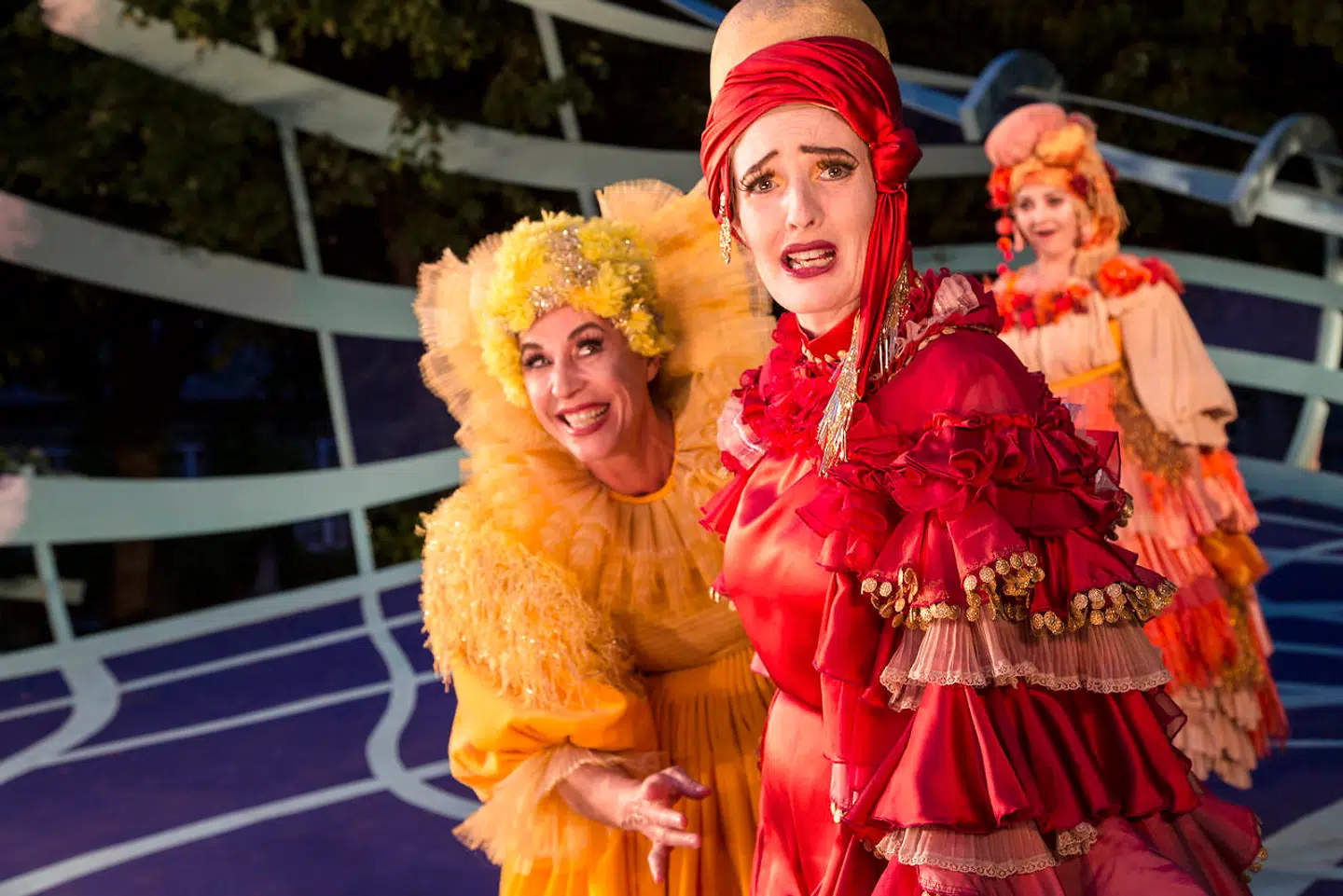 Nicholas Nybros farvefrække, overdådige kostumer er lige til at lade øjnene gå på vandring i. Her Ann Eleonora Jørgensen og Julie Agnete Vang. I baggrunden Laura Bro.