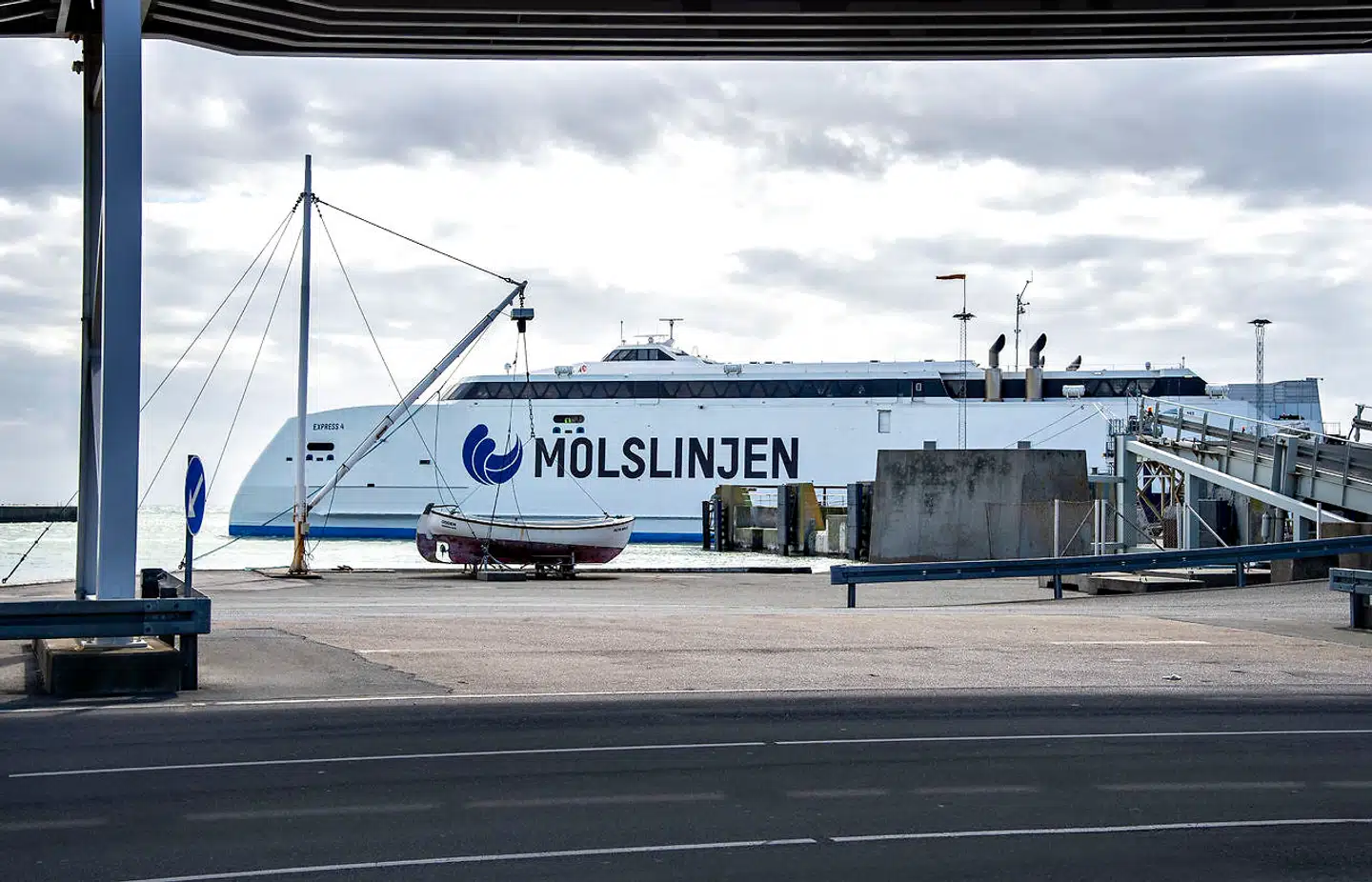 Mols-Linien driver bl.a. færgefart på Kattegat mellem Sjælland og Jylland. Her ses den nyeste færge, »Express 4«, på vej ind i Odden Færgehavn i maj måned.
